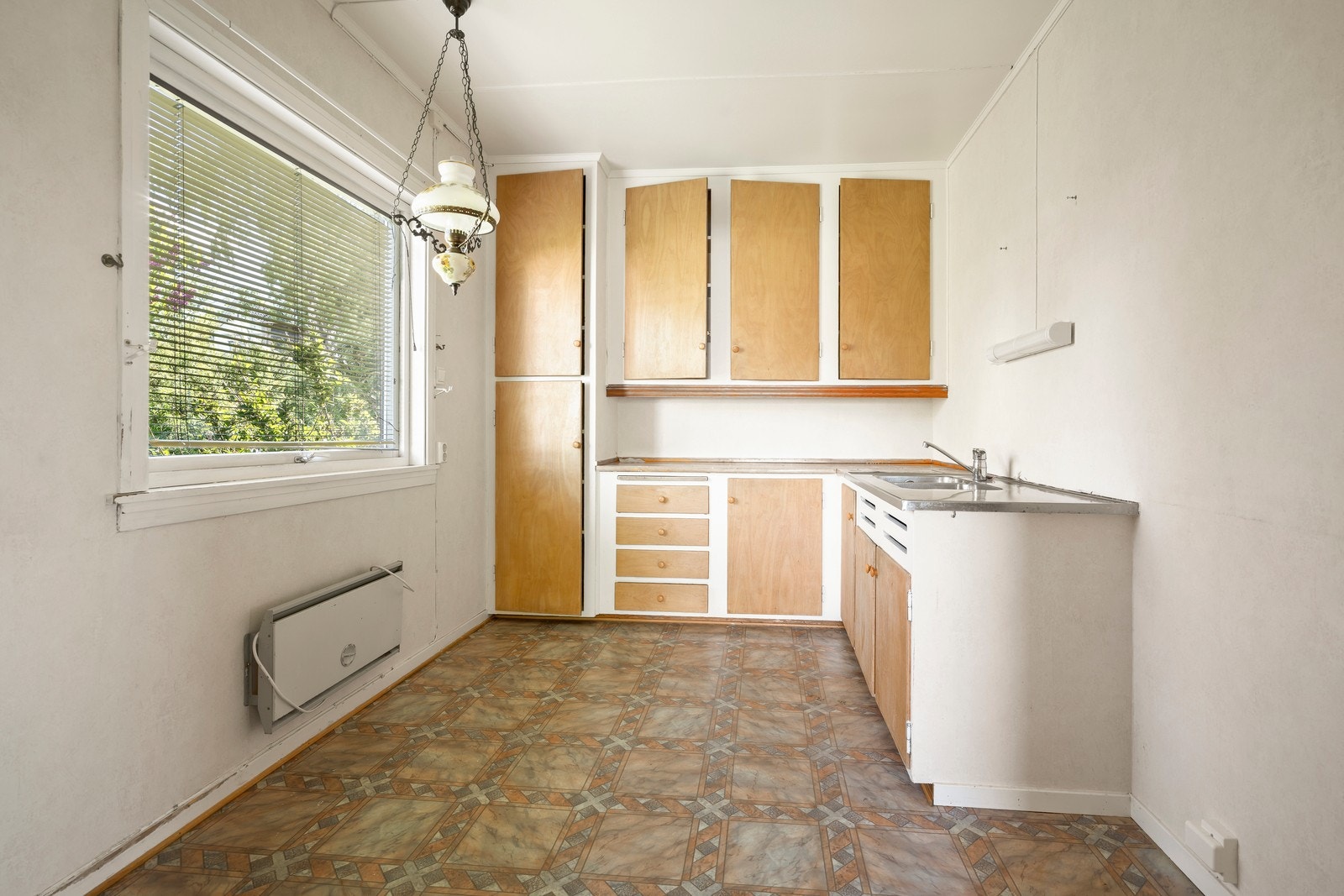 Kjøkkenet er med slette fronter, laminert benkeplate og beslagvask. Det foreligger ingen hvitevarer. Galleribilde