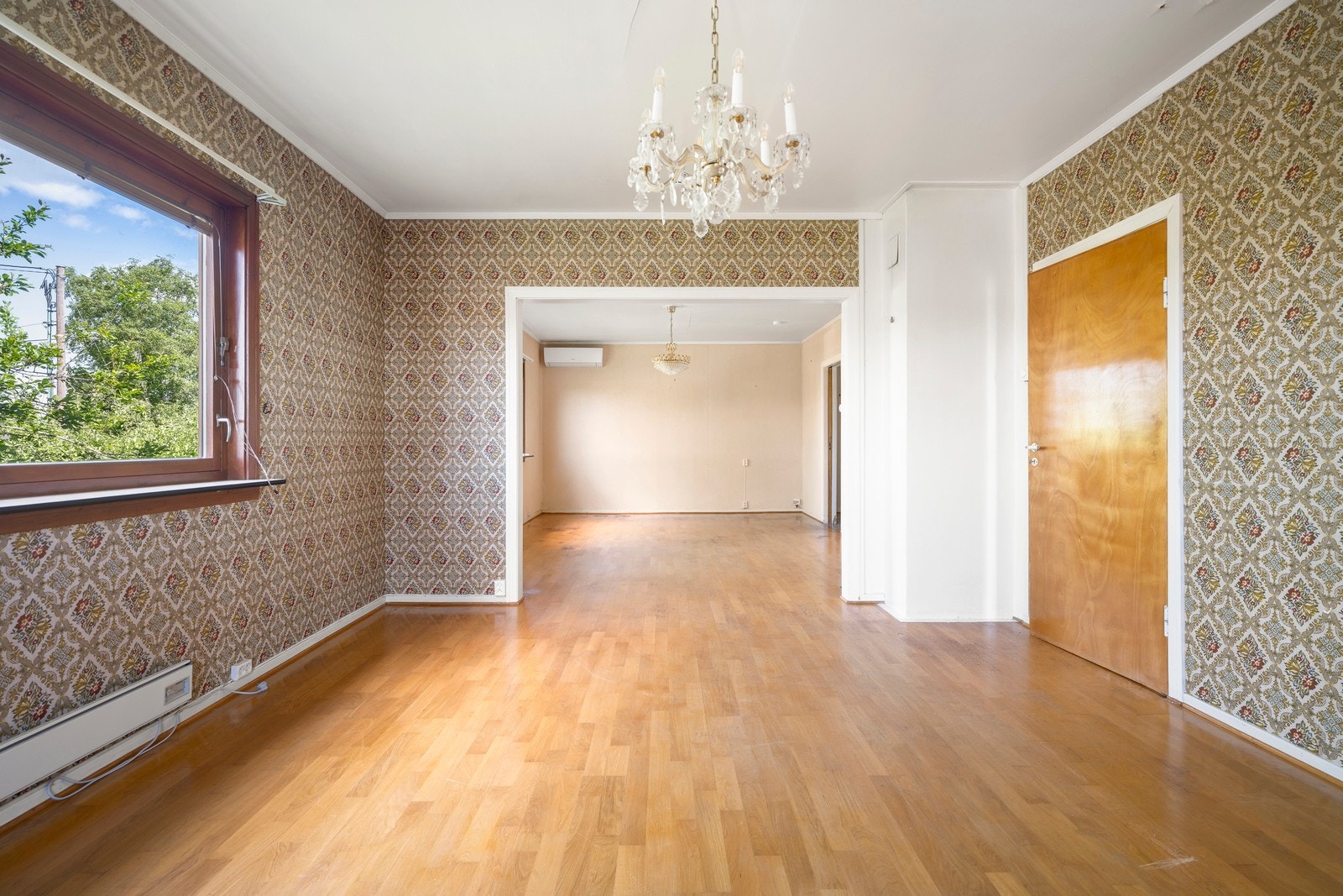 Stuen i 1. etasje er romslig og har god plass for å møblere. Galleribilde