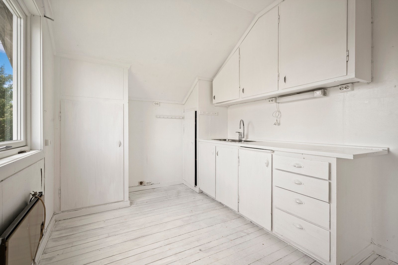 Kjøkkenet er med hvite slette fronter, laminert benkeplate og oppvaskkum. Det foreligger ingen hvitevarer. Galleribilde