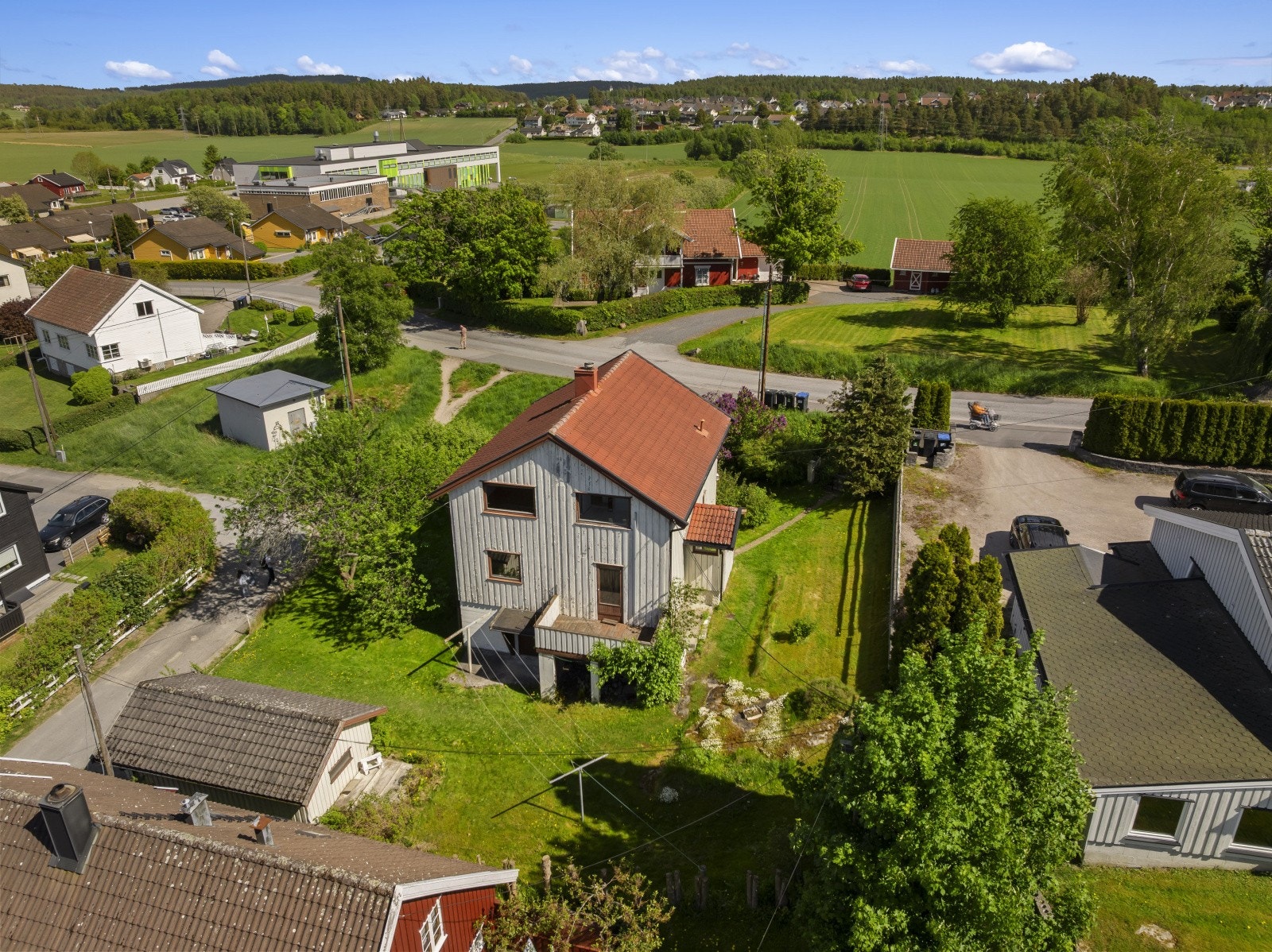 Dette er en tomannsbolig, beliggende i et veletablert og barnevennlig boligområde på Sellebakk i Fredrikstad. Galleribilde
