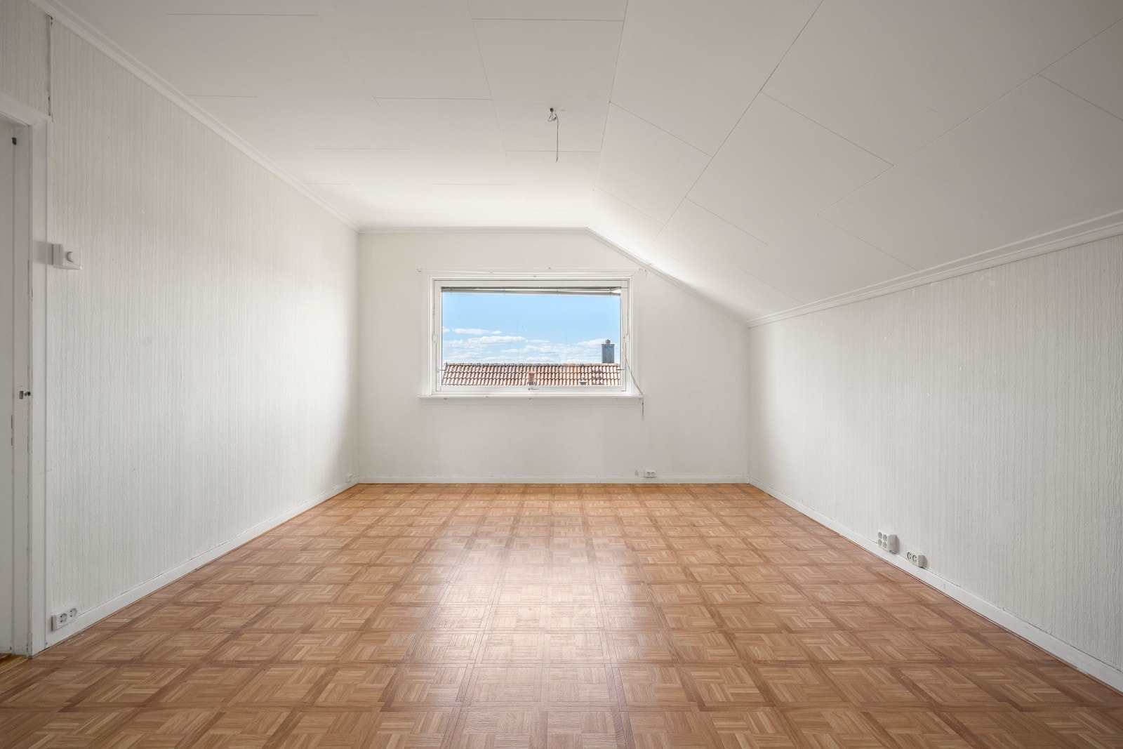 Stuen i 2. etasje er også av god plass og gir deg muligheten til å innrede slik du ønsker. Galleribilde