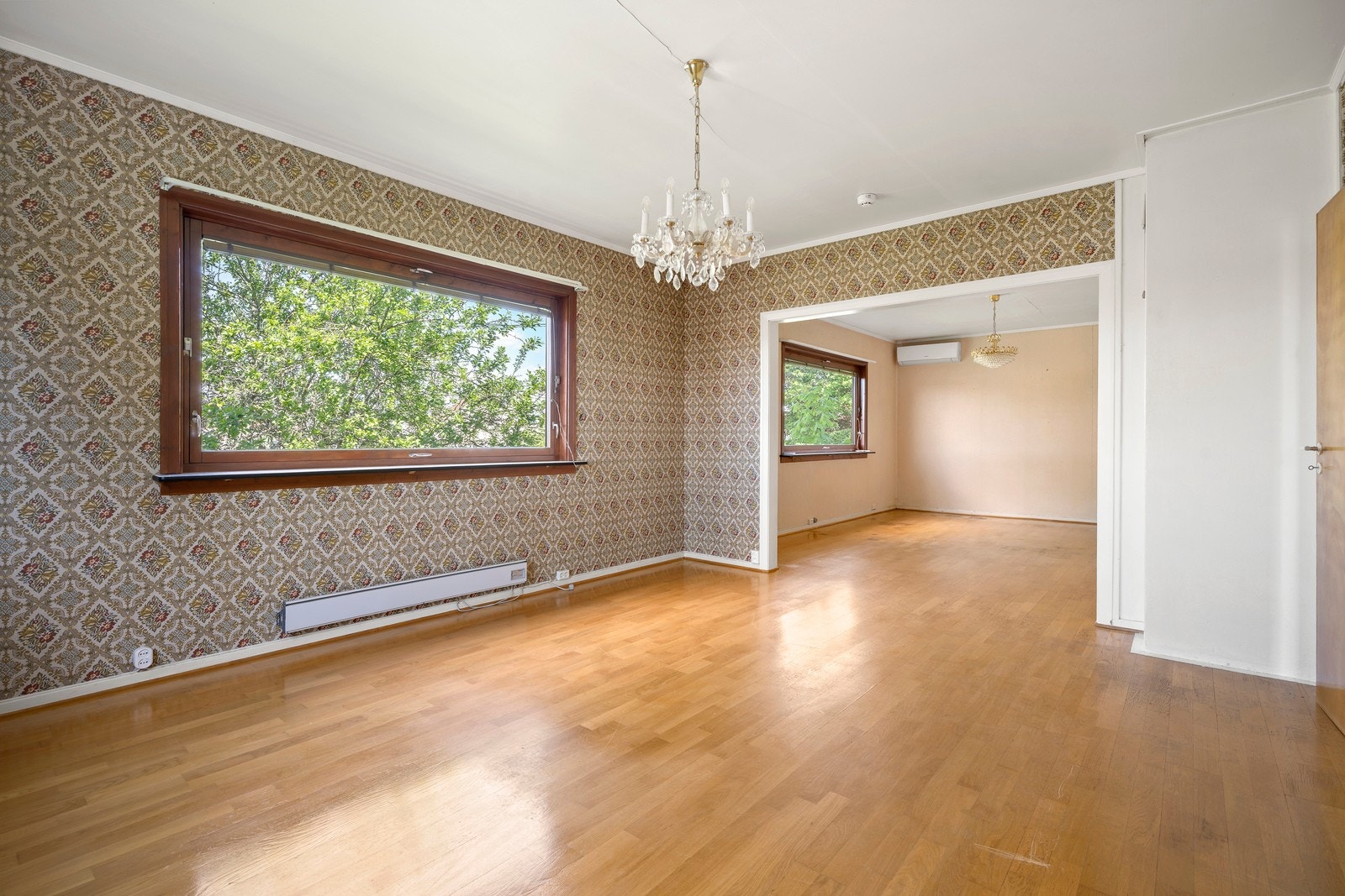 Du har en todelt stue med plass til TV/sofagruppe i den ene og spisebord i den andre. Galleribilde