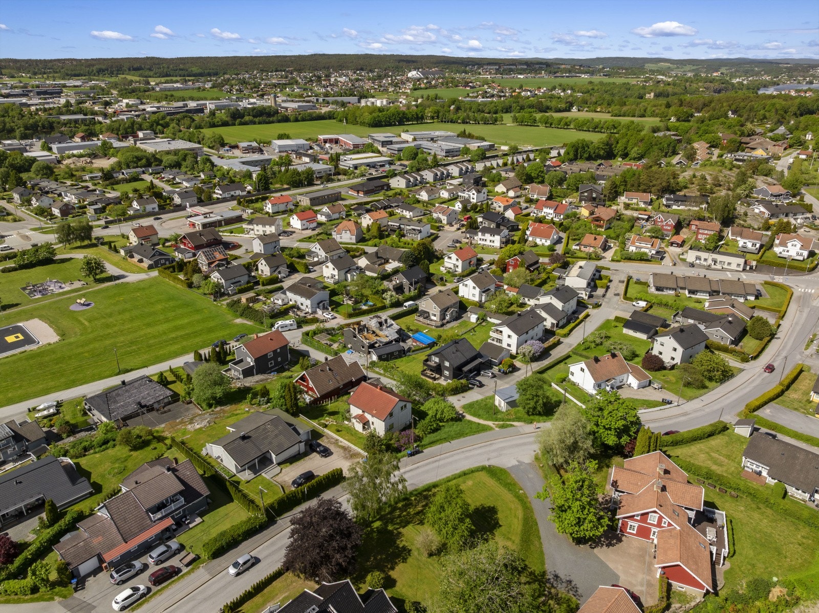 Det er gangavstand til både skoler, barnehager, Østsiden idrettsplass og flere lekeplasser. Galleribilde