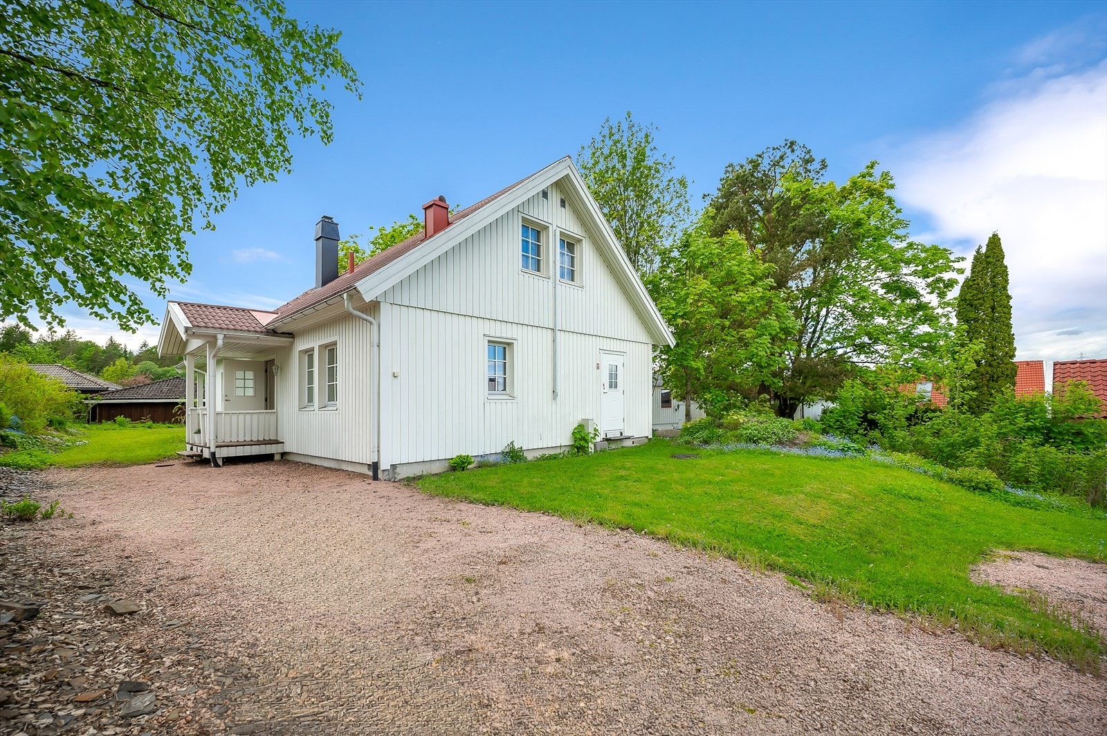 Gruslagt gårdplass med gode parkeringsmuligheter. Galleribilde