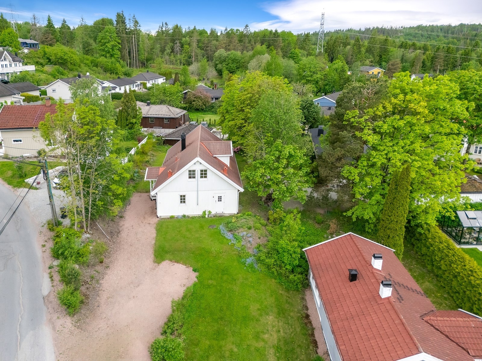 Boligen har attraktiv beliggenhet i et rolig, barnevennlig og etablert boligområde i Bødalen. Galleribilde