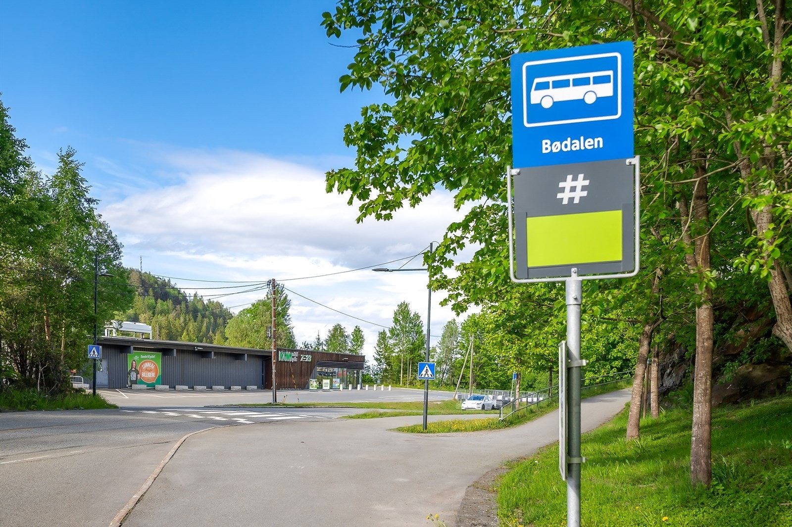 Nærmeste bussholdeplass ligger 5 minutters gange unna med ekspressbuss. Galleribilde