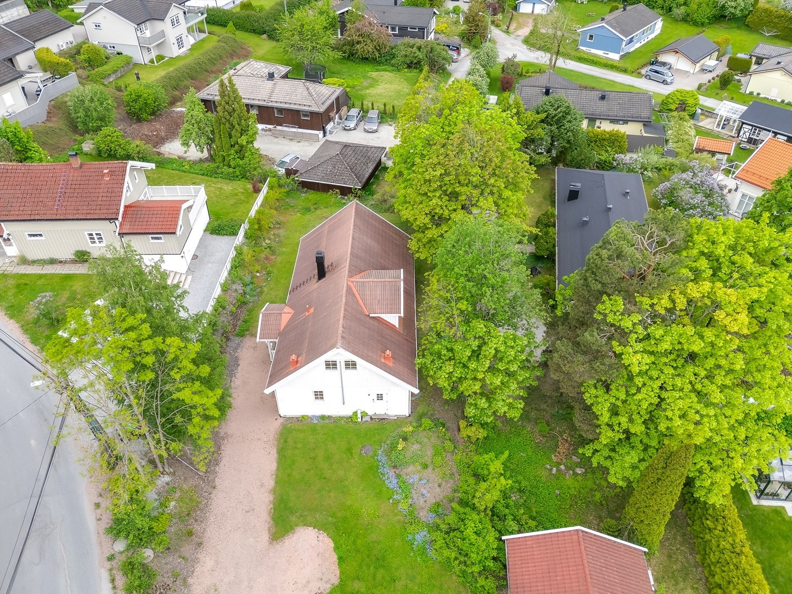 Eiendommen ligger i et stille bomiljø og området preges av god blanding av barnefamilier og øvrige beboere. Galleribilde