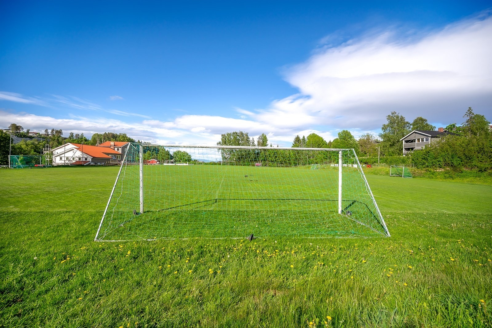 For den aktive finnes det flere idrettstilbud i området, blant annet fotballbaner, idrettshaller og et variert tilbud. Galleribilde