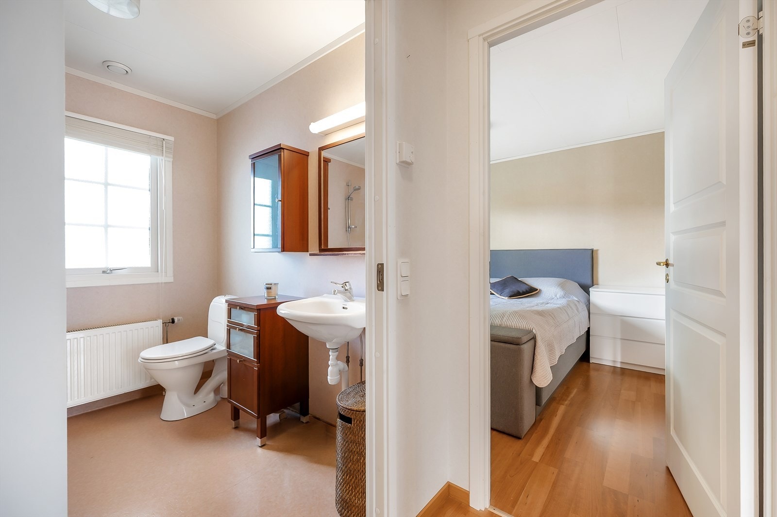 Badet ligger vegg i vegg med hovedsoverommet. Galleribilde