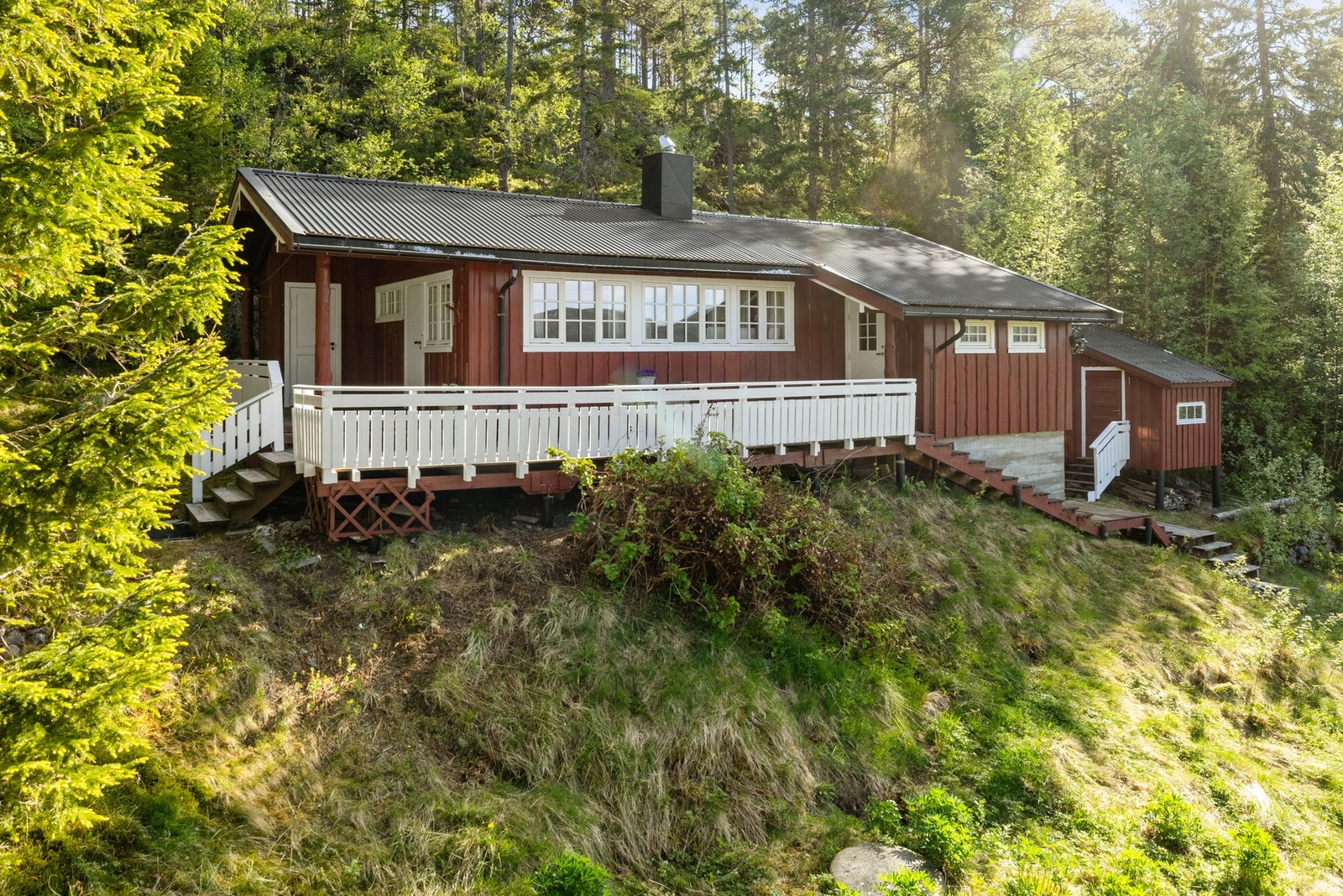 Tradisjonell og velholdt hytte fra 1982 Galleribilde