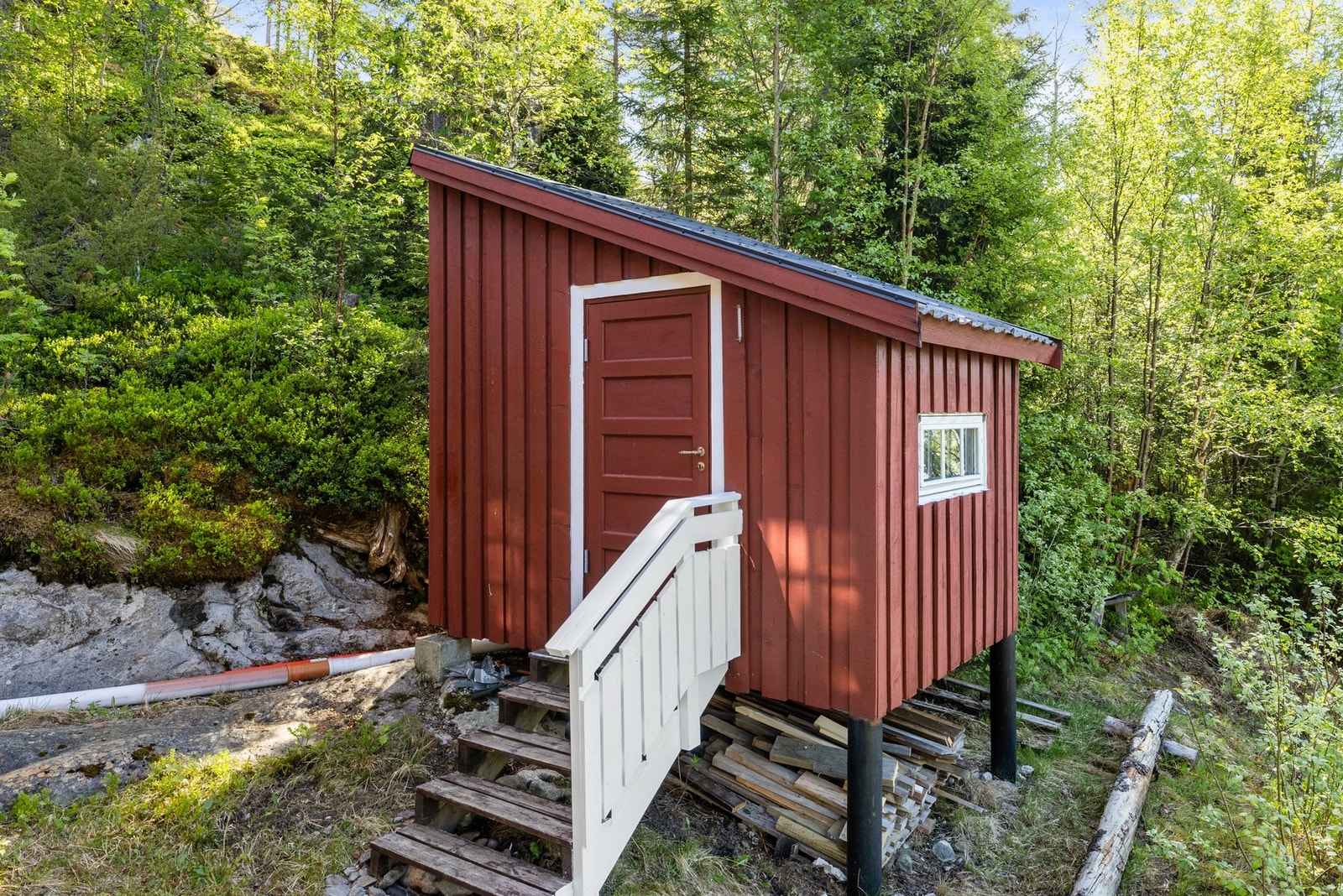 Praktisk lagringsplass i uthus/vedskjul Galleribilde