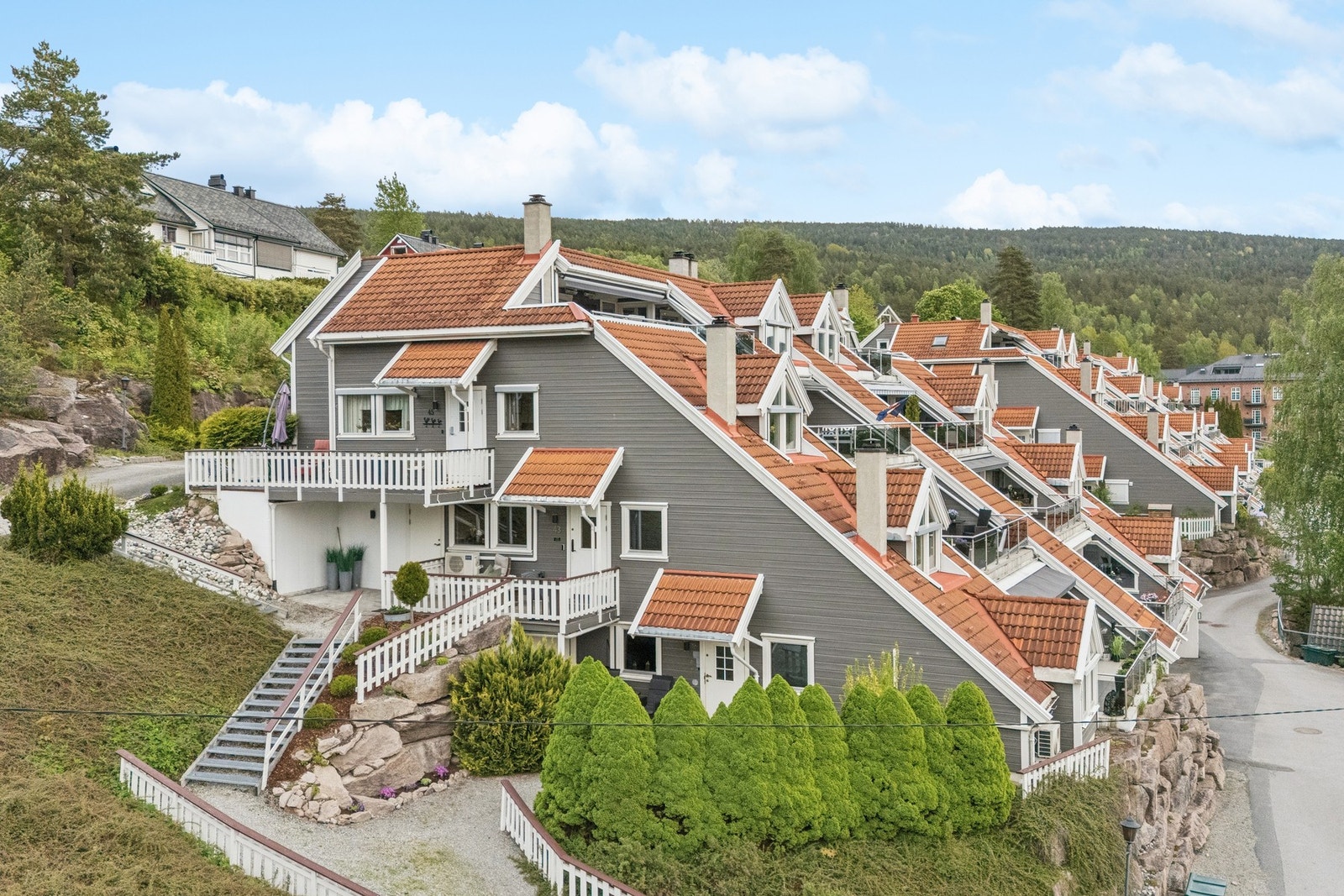 Leiligheten ligger i byggets 2.etasje, med enkel adkomst. Galleribilde
