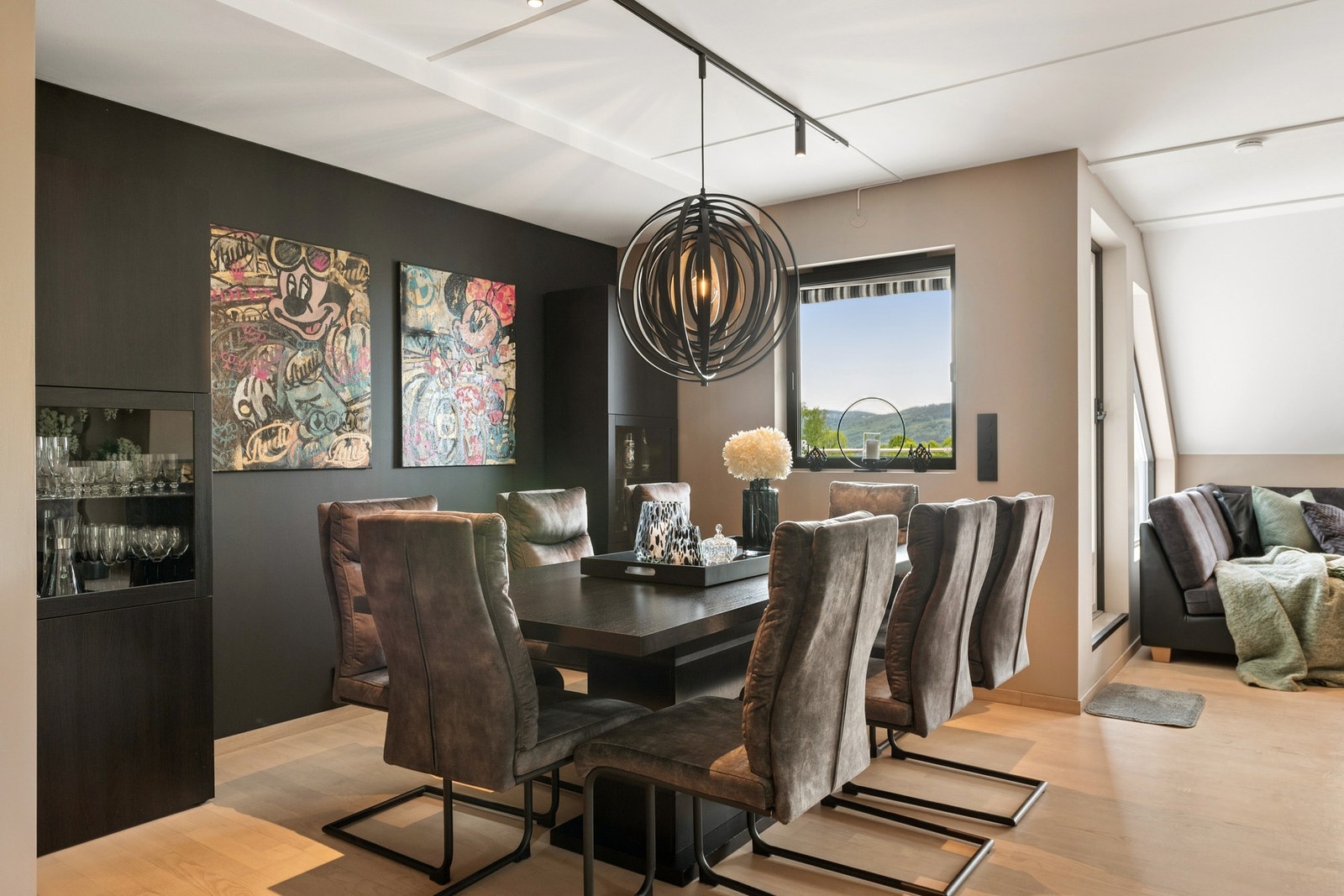 Spiseplassen har god plass til mange gjester rundt bordet. Galleribilde