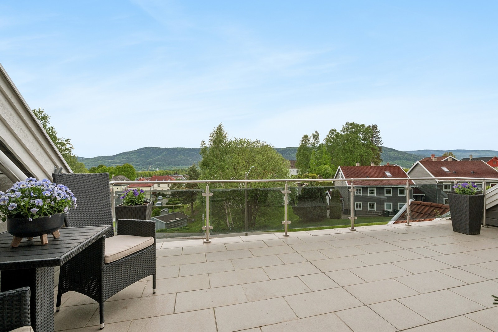 Terrassen nyter gode utsikts- og solforhold. Galleribilde