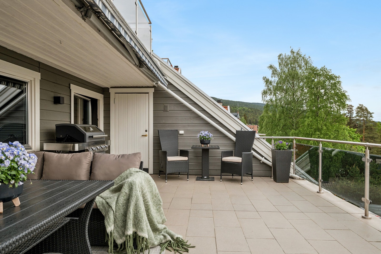 Balkongen har god plass til spisebord, sittegruppe og grill - og praktisk bod for oppbevaring. Galleribilde