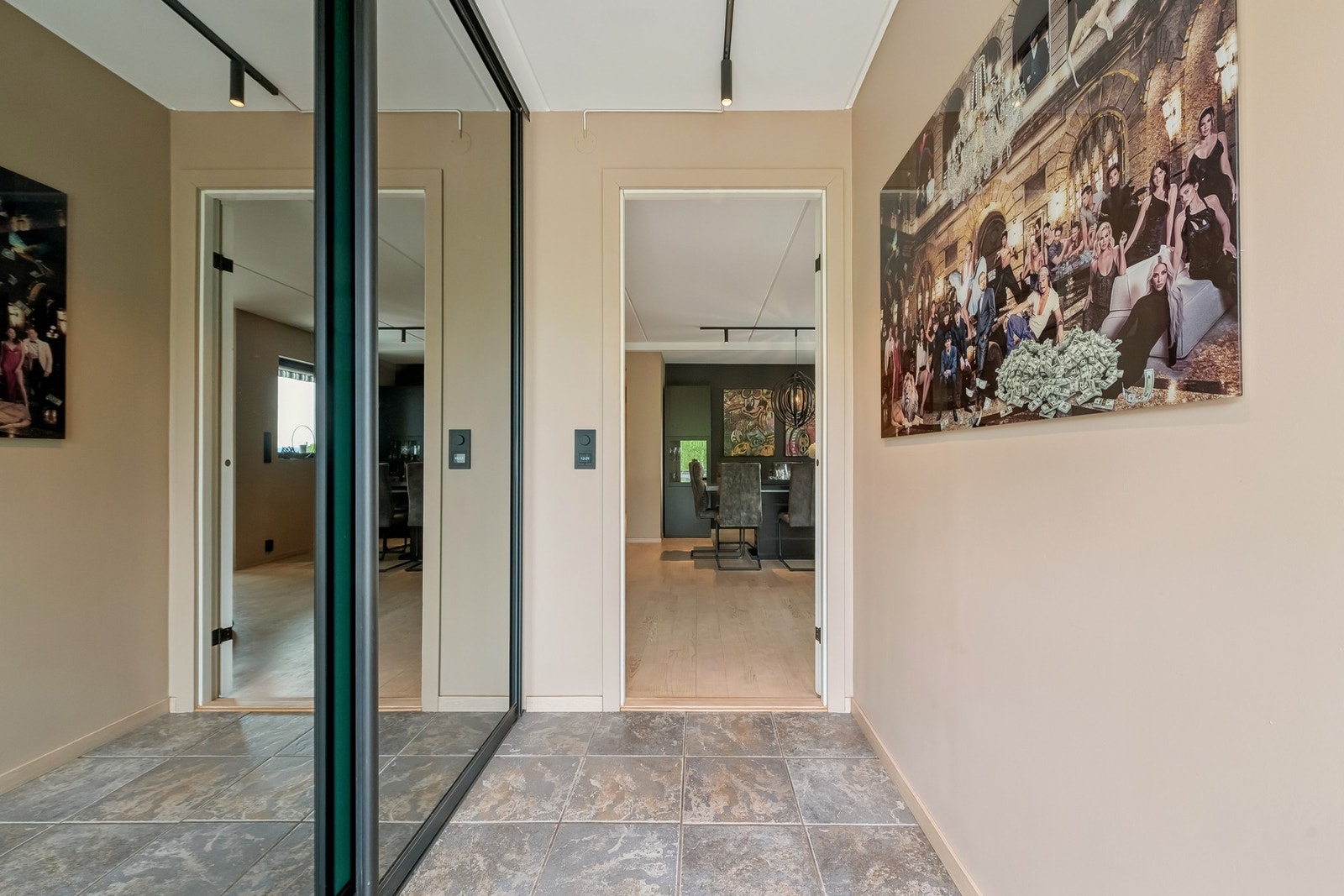 Entré med varmekabler og praktisk skyvedørsgarderobe. Galleribilde