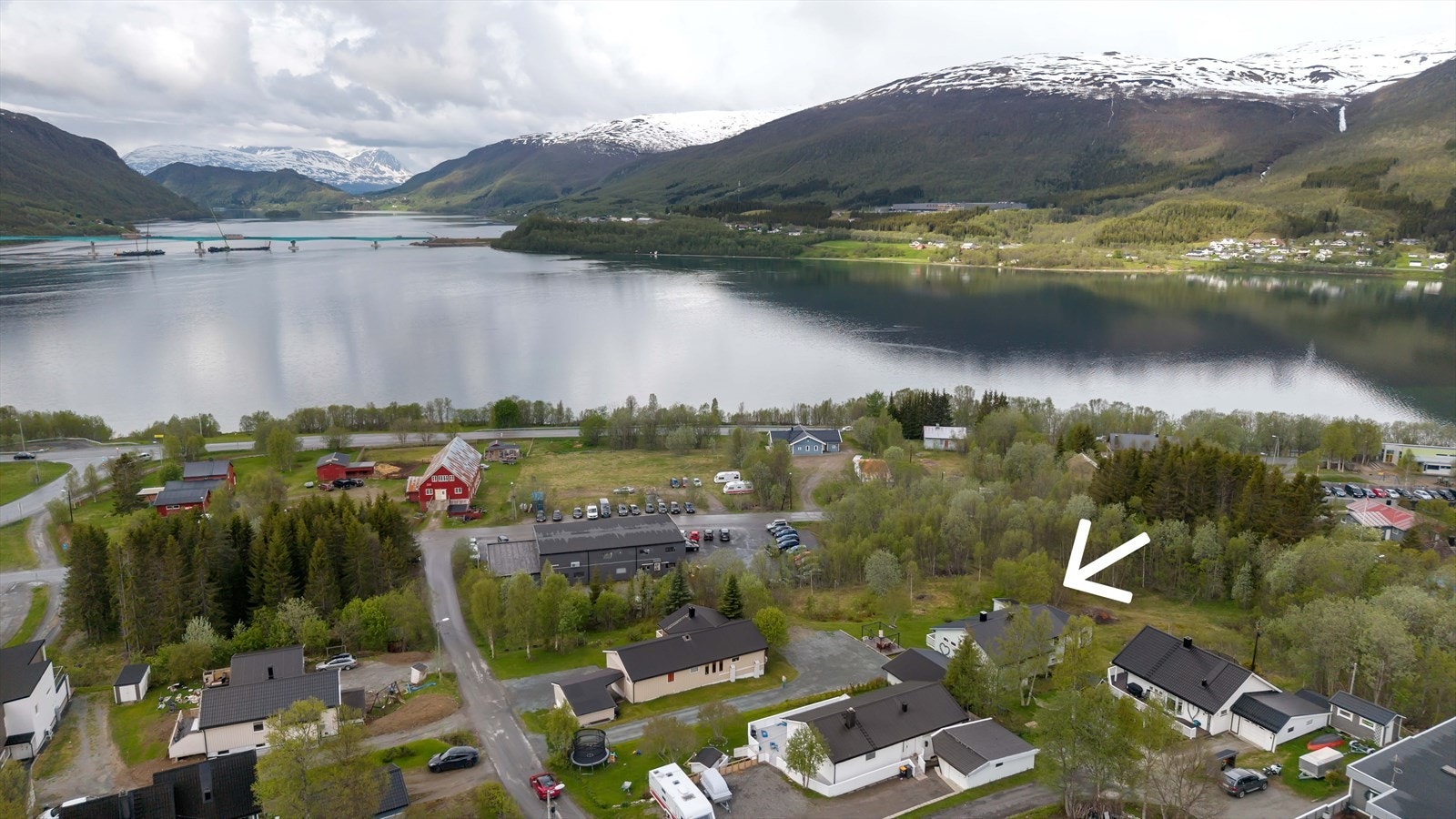 Oversiktbilde, huset markert med pil Galleribilde