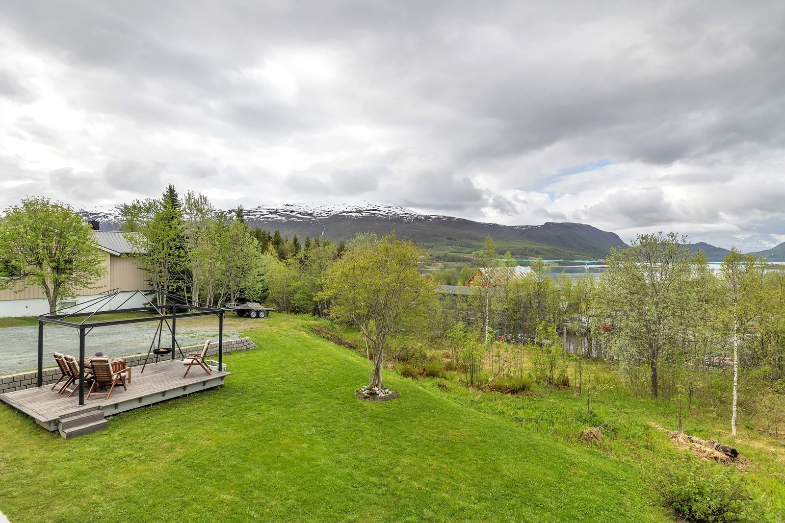 Opparbeidet med plenareal, markterrasse og mye parkering Galleribilde