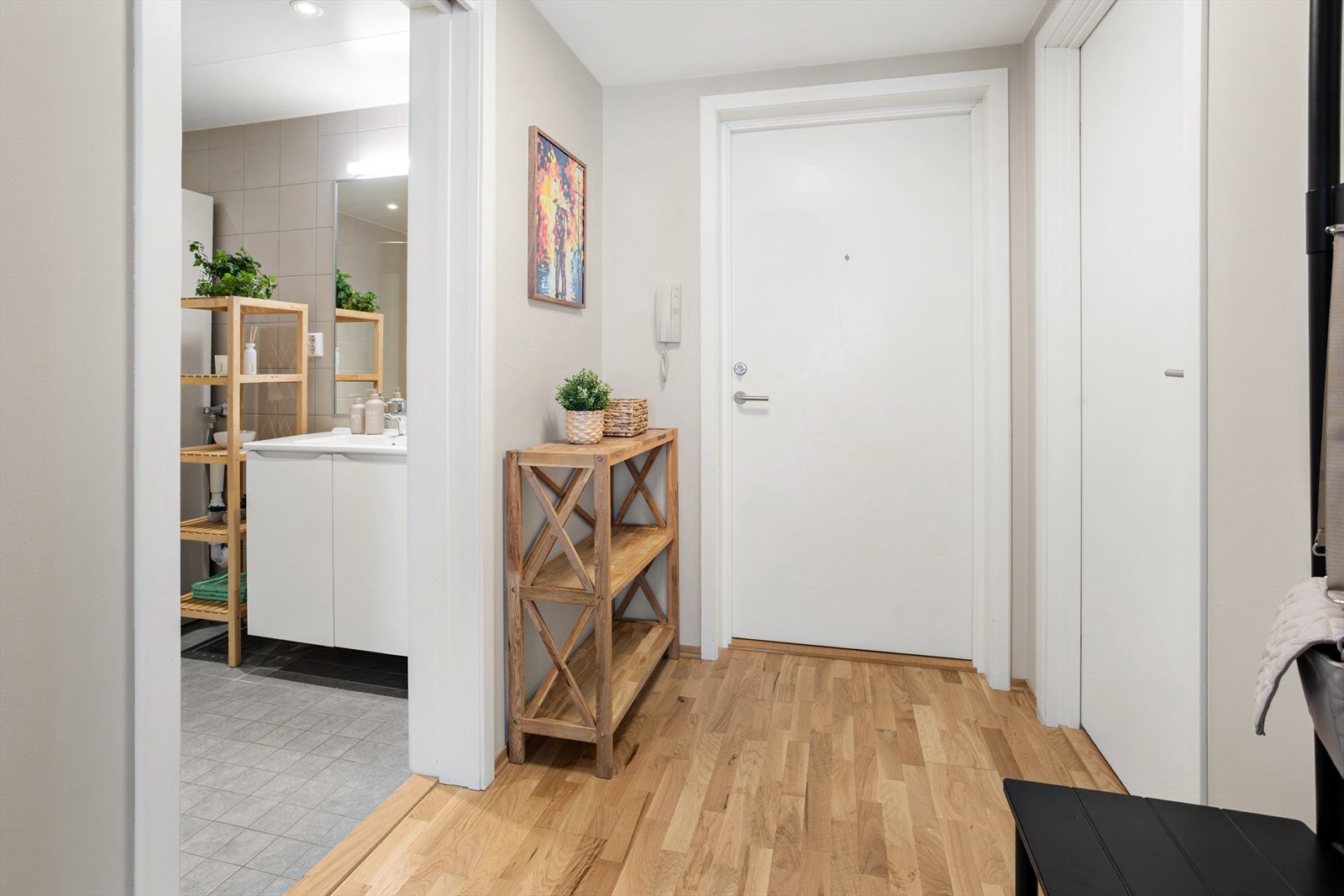Fra entréen er det tilgang til badet. Inngangsdøren er brann- og lydklassifisert for ekstra trygghet og komfort. Galleribilde