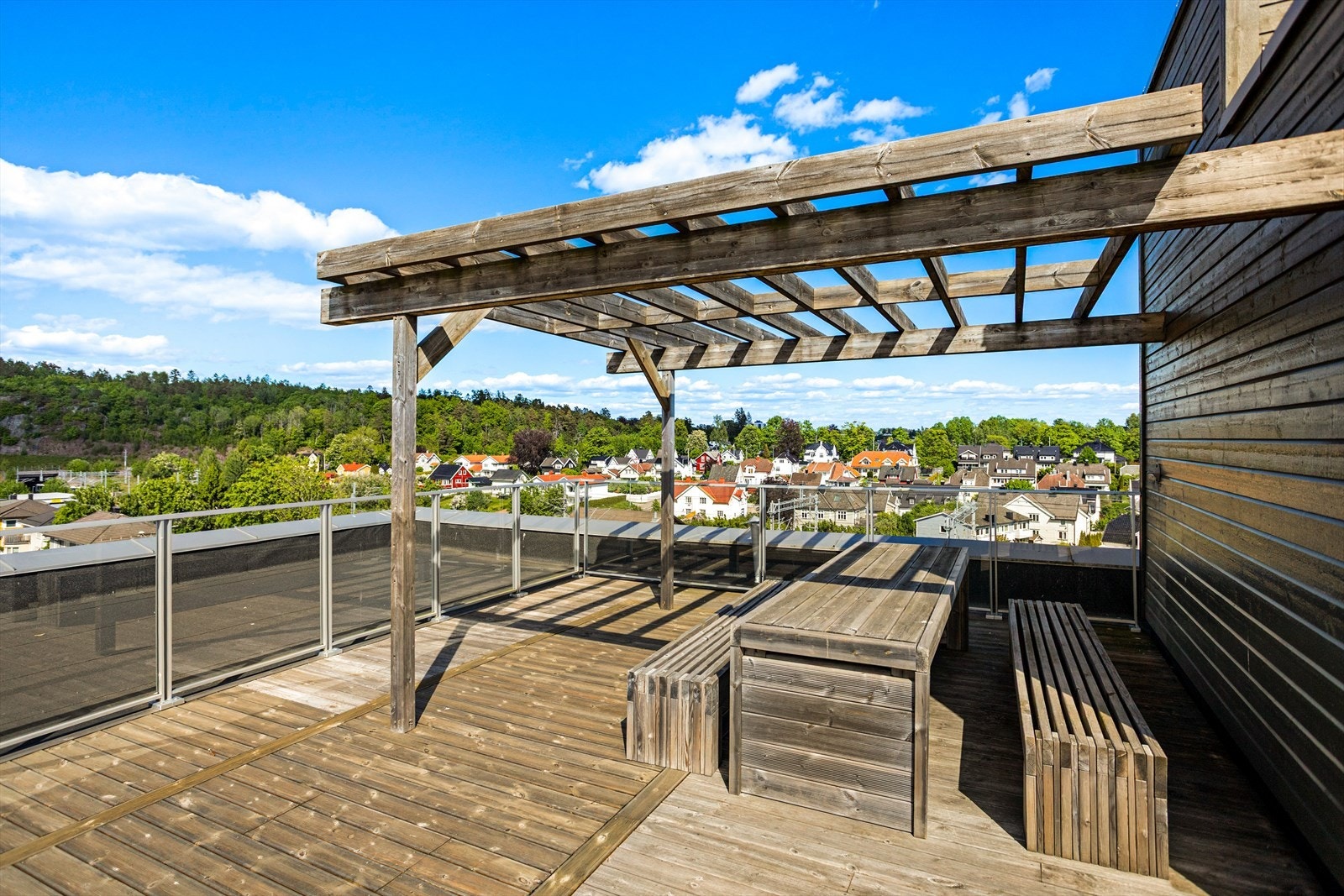Takterrassen er møblert med sittegrupper og pergola, og er tilgjengelig for alle beboerne. Galleribilde