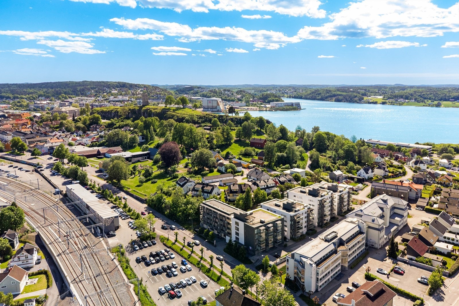 Fra Tønsberg stasjon, kun 6 minutters gange unna, er det gode togforbindelser med linjene RE11 og RX11. Galleribilde