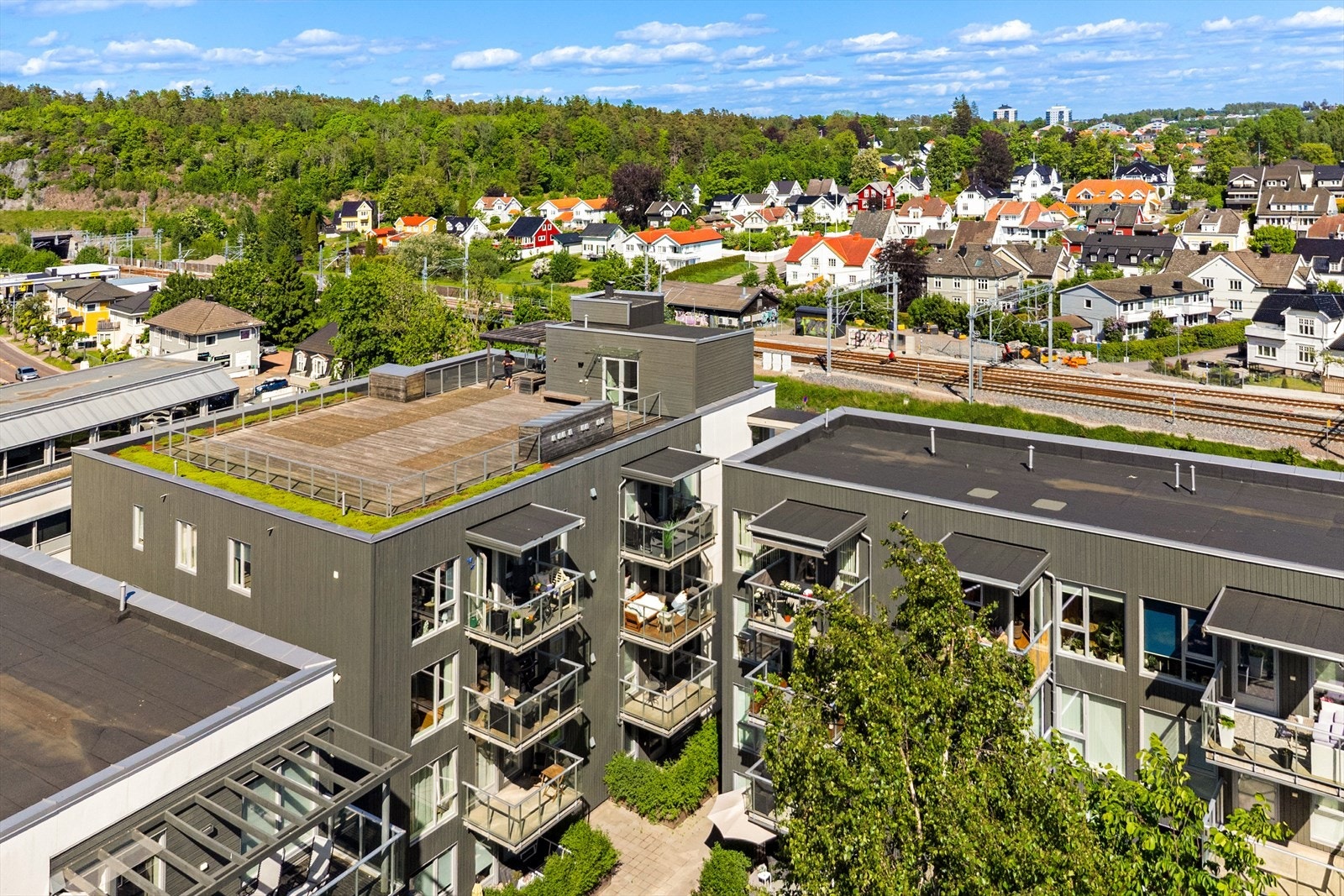 Oversikt over eiendommen som viser de felles takterrassene og nærheten til jernbanen. Galleribilde