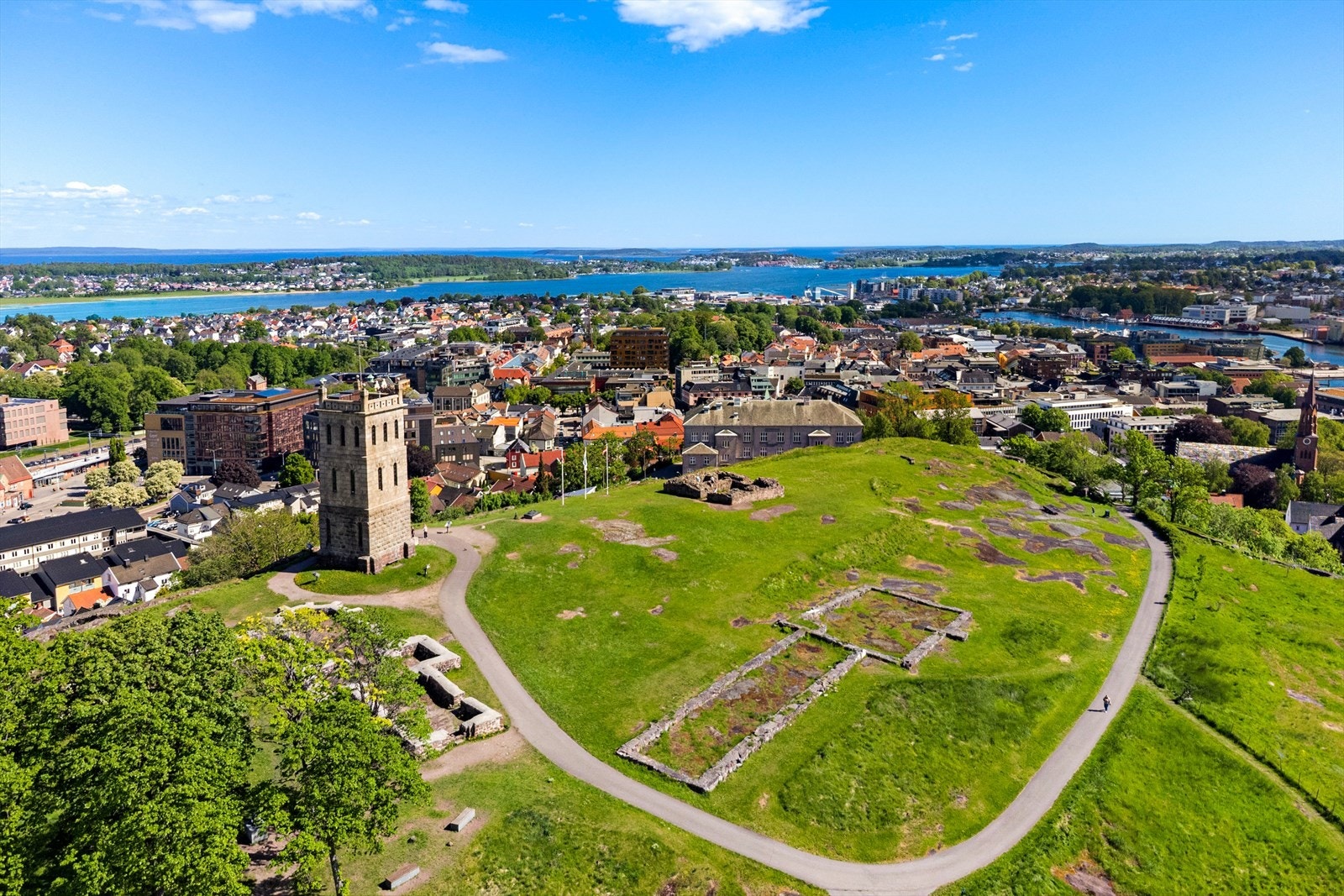 Eiendommen ligger sentralt i Tønsberg, med gangavstand til byens fasiliteter, bryggen og Slottsfjellet. Galleribilde