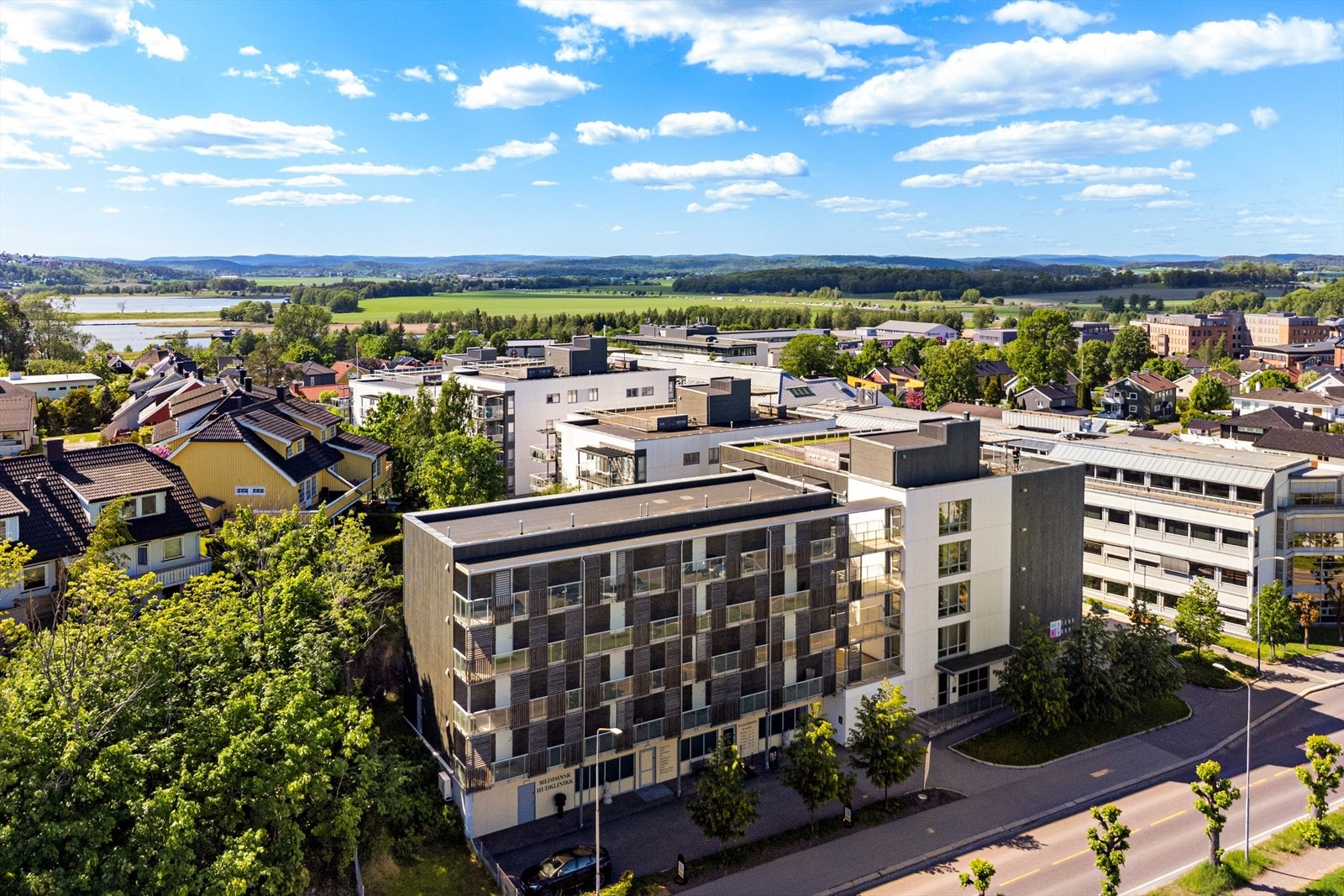 Leiligheten ligger i et moderne bygg med nærhet til både sentrum og grønne turområder. Galleribilde