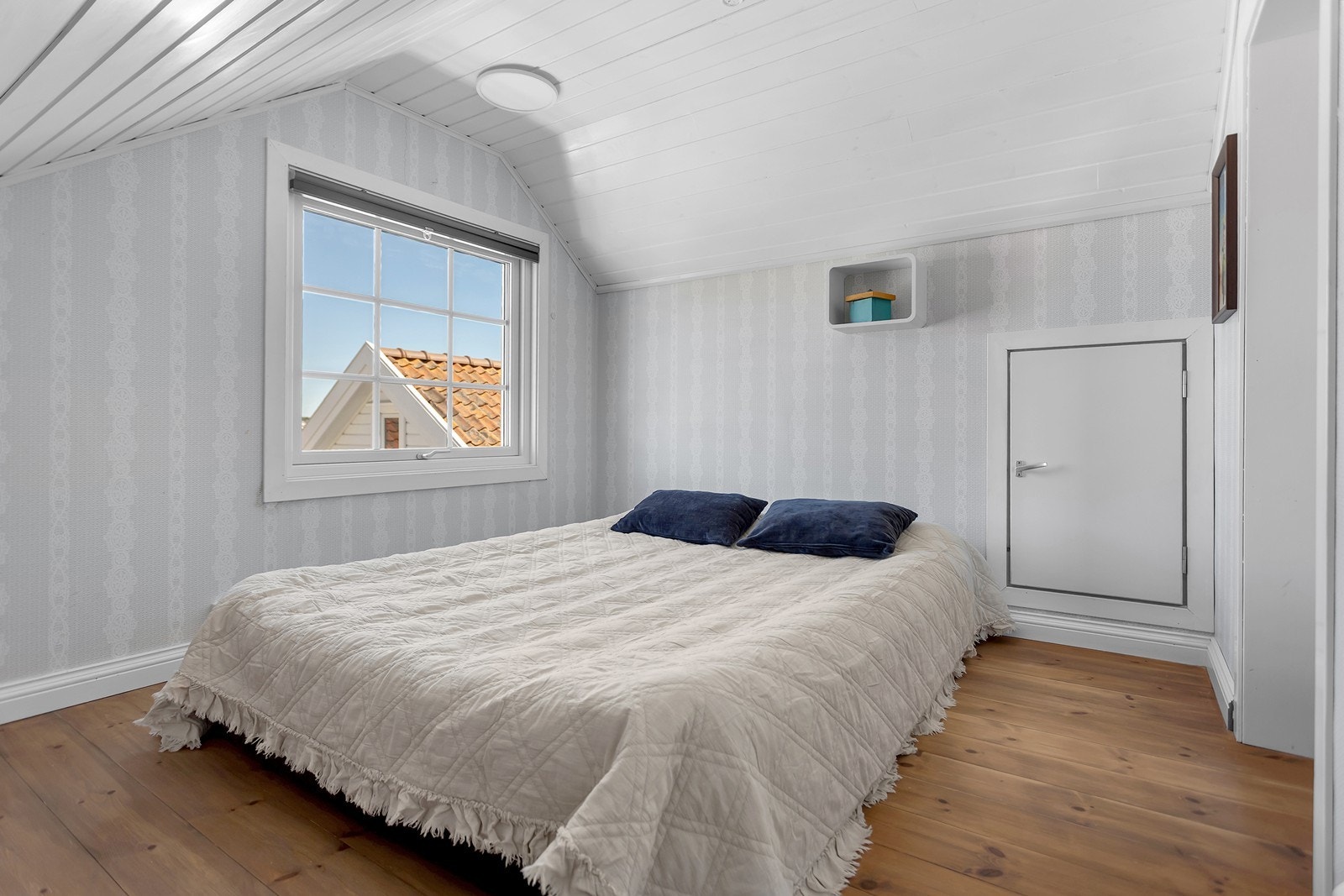 Soverom 1 på loft. Det er lagring i knevegger. Galleribilde
