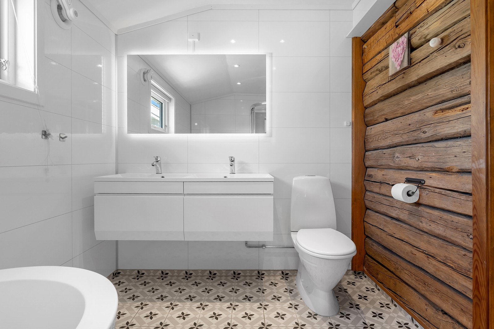 På badet er det bevart deler av eldre vegg. Galleribilde