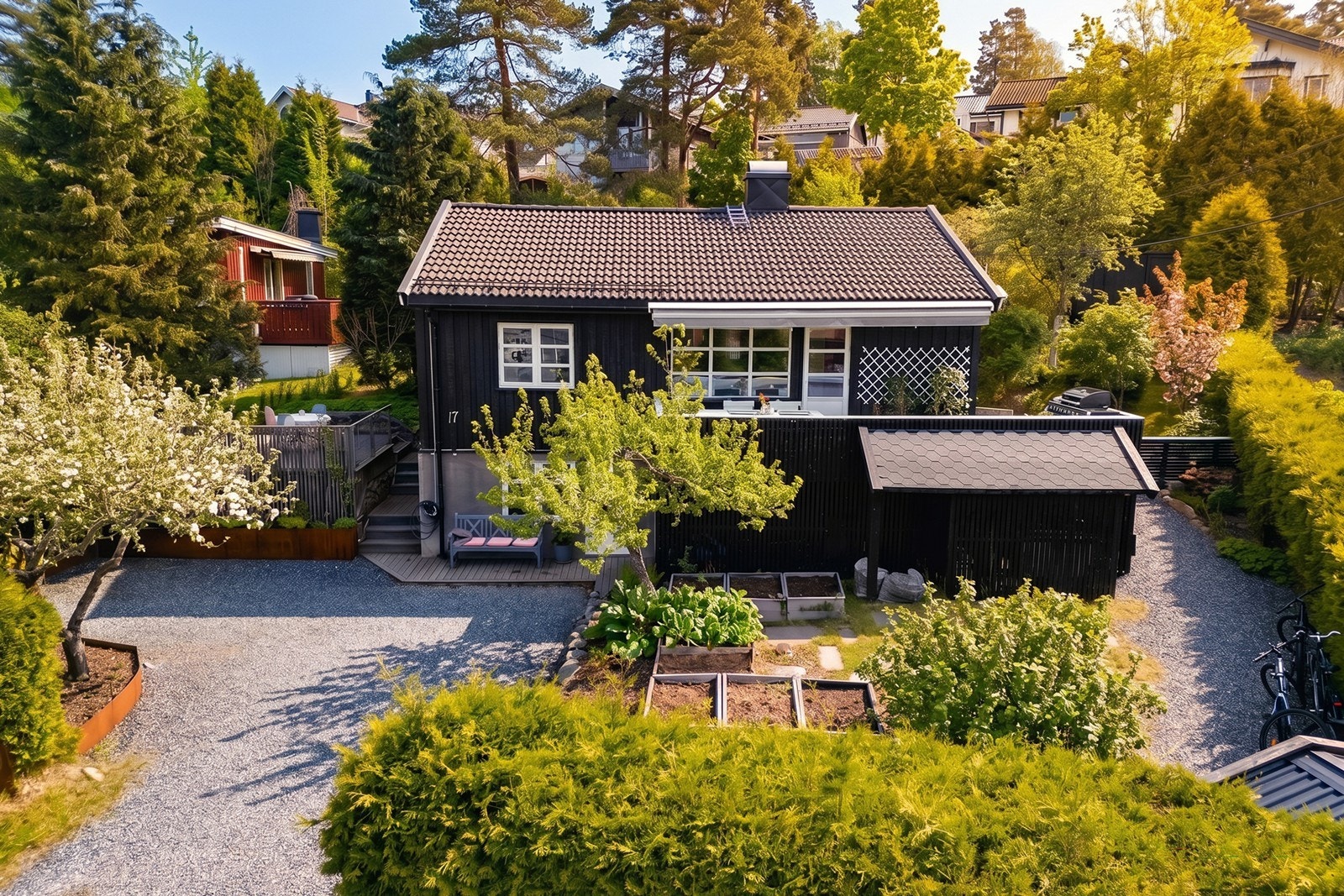 Eneboligen ligger i et rolig og familievennlig boligområde med kort vei til barnehager, skoler, Son sentrum og fjorden. Galleribilde