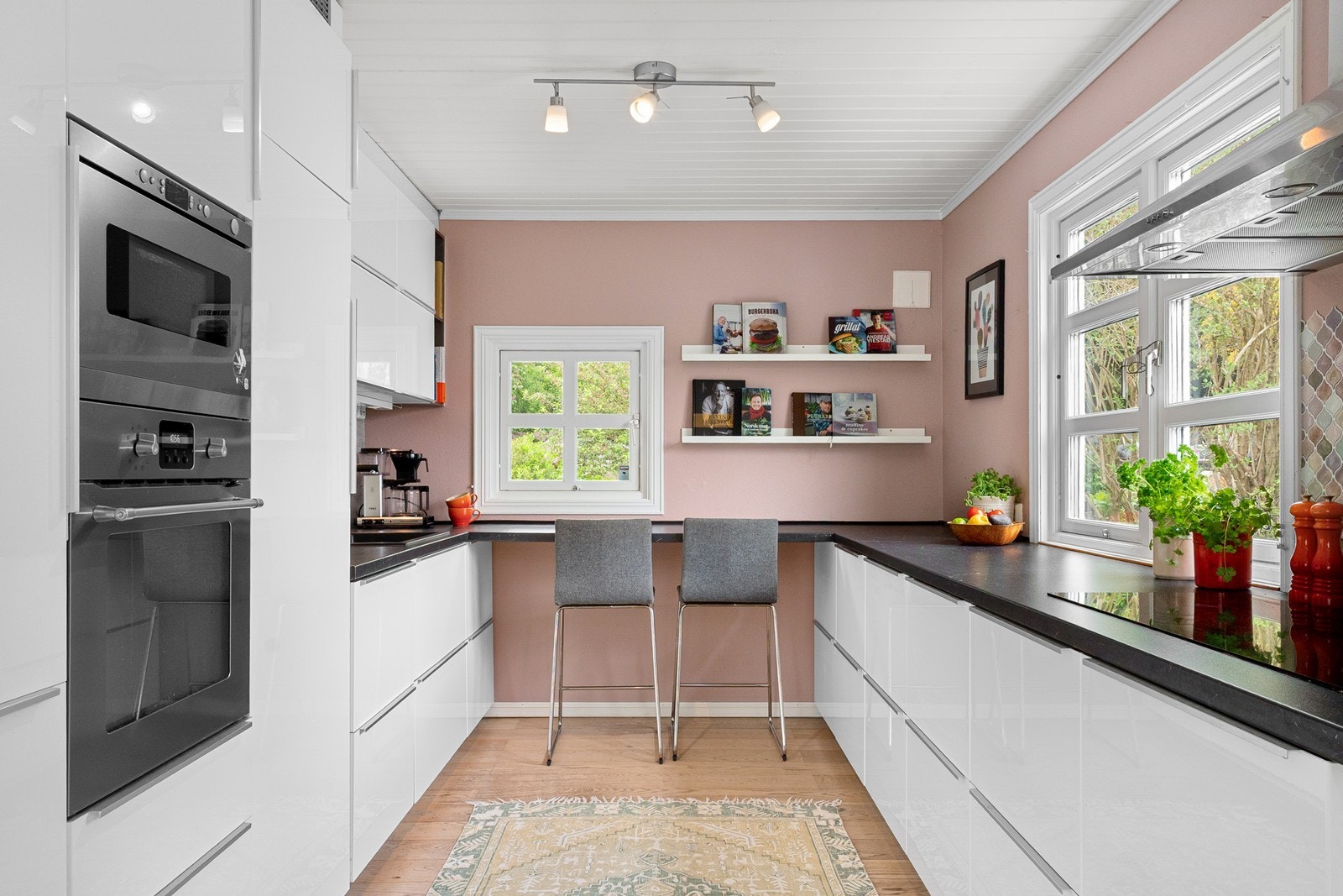 I enden er innredning på to sider bundet sammen av benkeplate med praktisk barløsning. Galleribilde