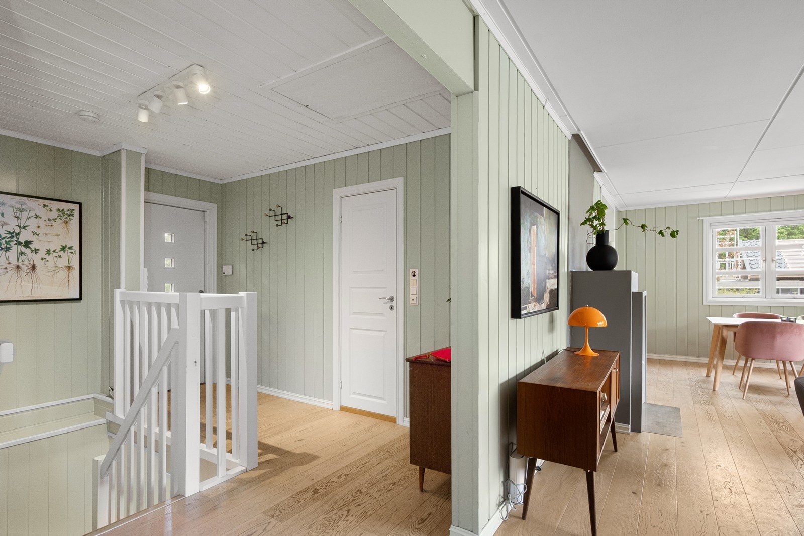 Lune fargetoner i kombinasjon med flott, gjennomgående 1-stavs parkett gir et varmt og harmonisk førsteinntrykk. Galleribilde