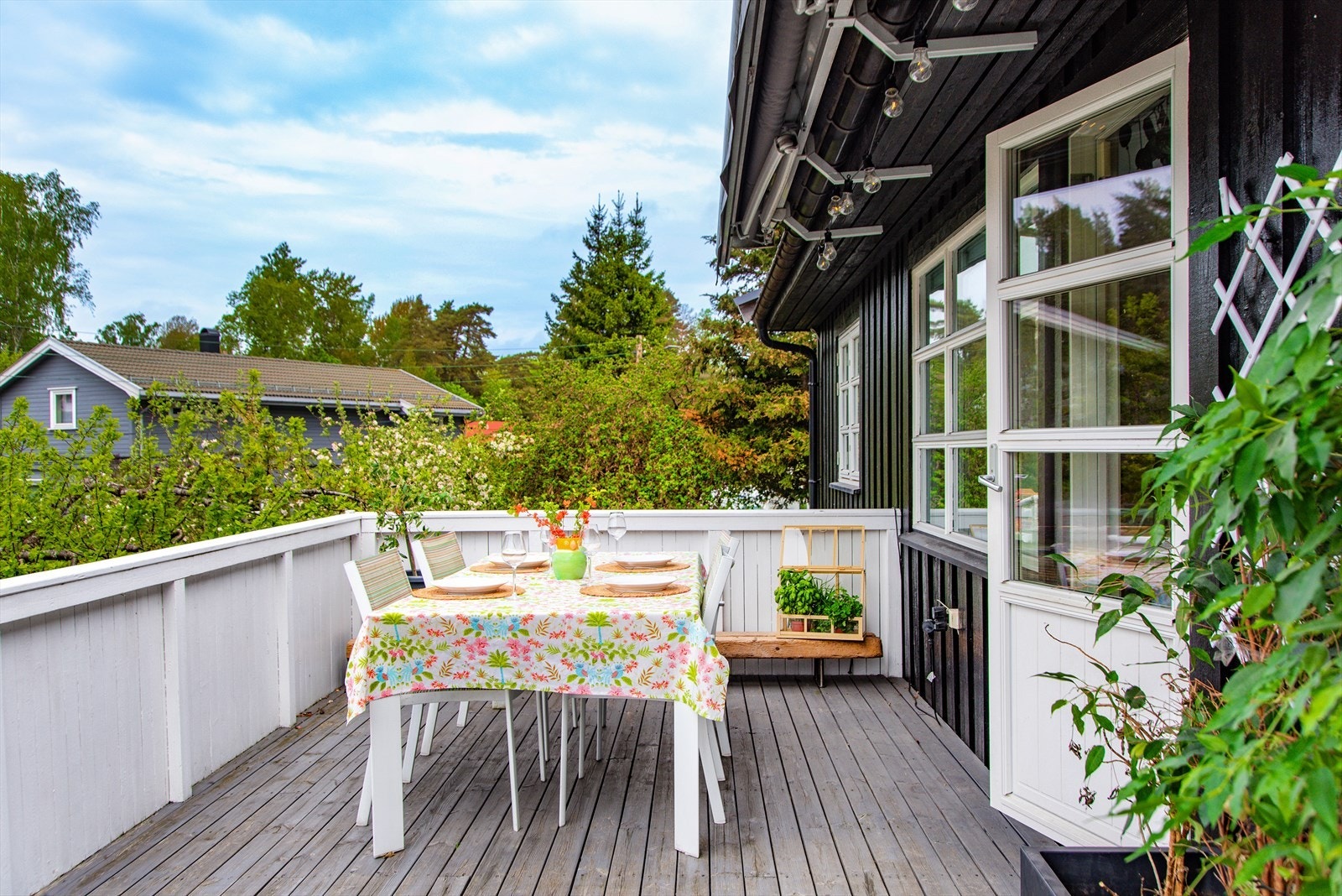 Veranda er perfekt for grilling og utemåltider i ettermiddags- og kveldssolen. Galleribilde