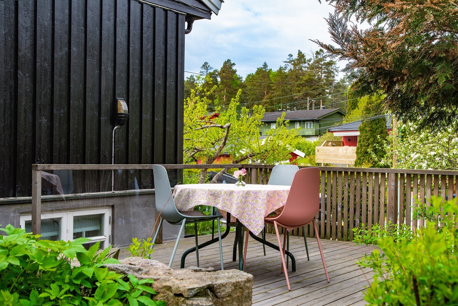 På nordsiden er det opparbeidet en veranda med trapp fra fremsiden av huset. Galleribilde