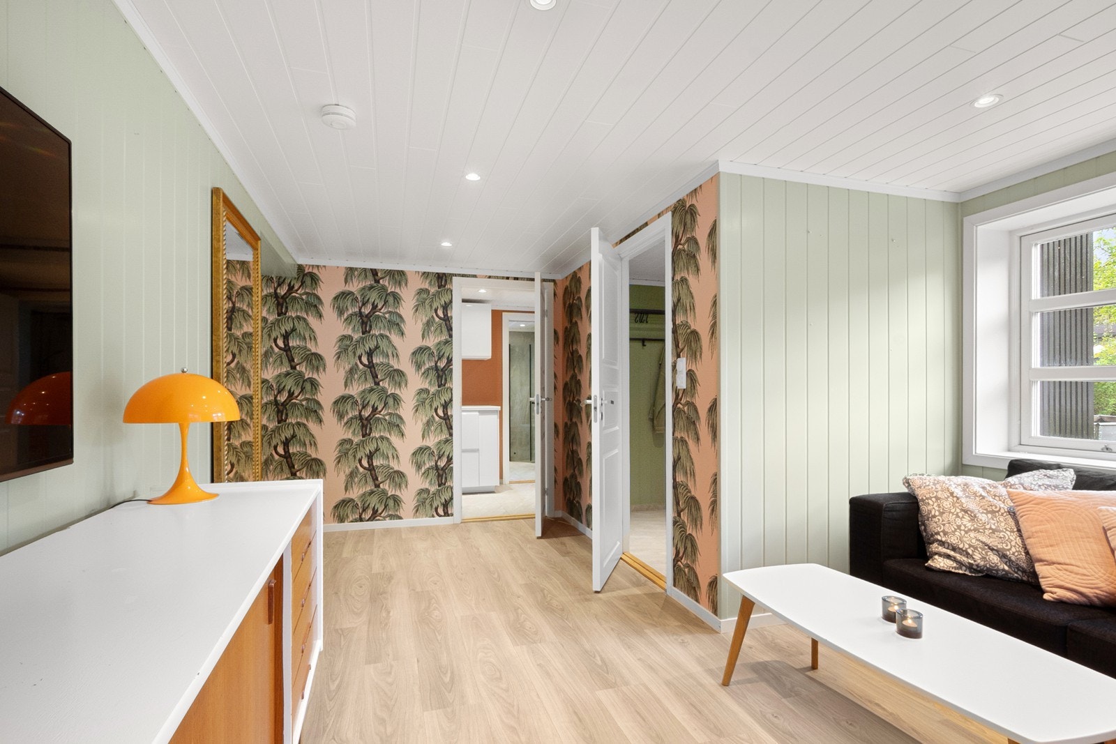 Det er utstrakt bruk av downlights, 1-stavs laminatgulv og friske innslag av tapet. Galleribilde