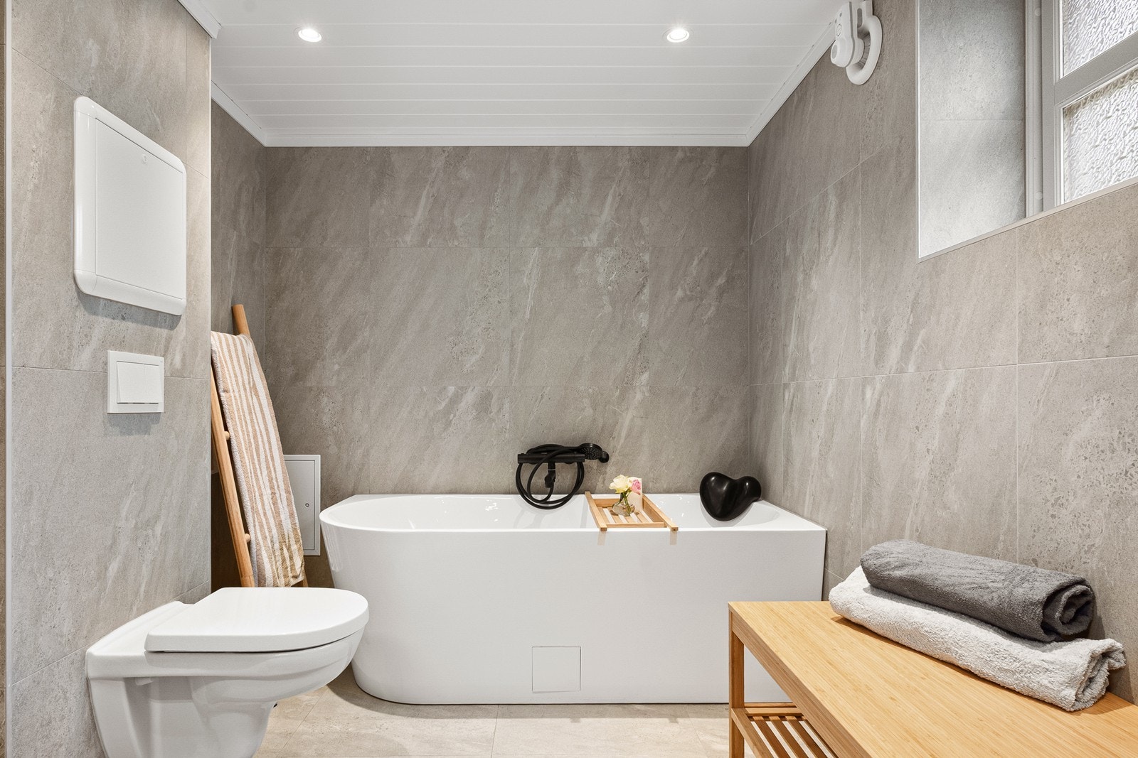 Badet fra 2020 har store fliser, gulvvarme og badekar til glede for liten og stor. Galleribilde