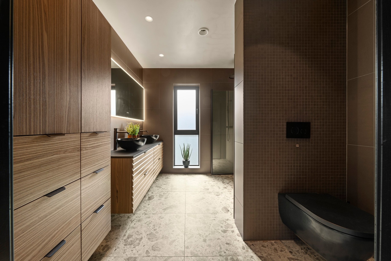 Badet i 2. etasje er en del av en privat foreldreavdeling og byr på en gjennomført og stilren utforming. Galleribilde