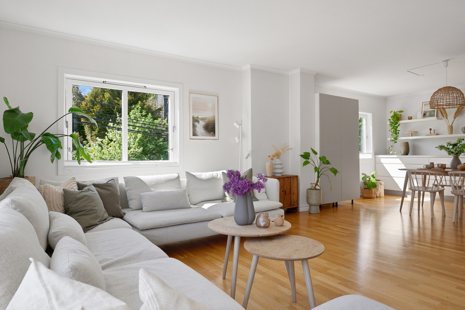 Her er det god plass til å samle familie og venner, med naturlig rom for både avslapning og hyggelige middager i tilknytning til kjøkkenet. Galleribilde