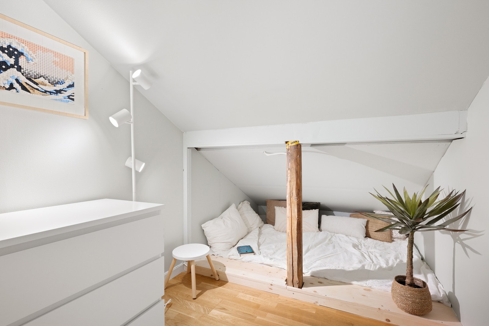Loftet har ca. 81 m² gulvareal, hvorav 15 m² er måleverdig areal/BRA-i, grunnet skråtak og lav takhøyde. Galleribilde