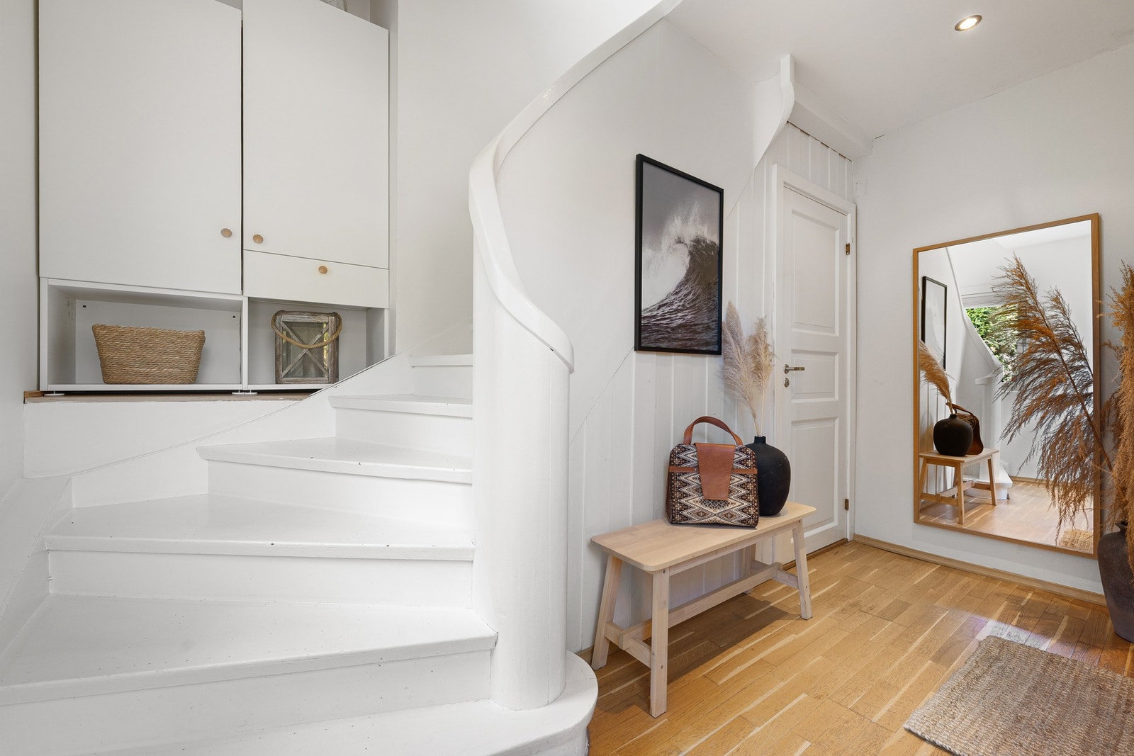 Entréen ligger på eget plan i 1. etasje og gir et praktisk første møte med boligen. Galleribilde