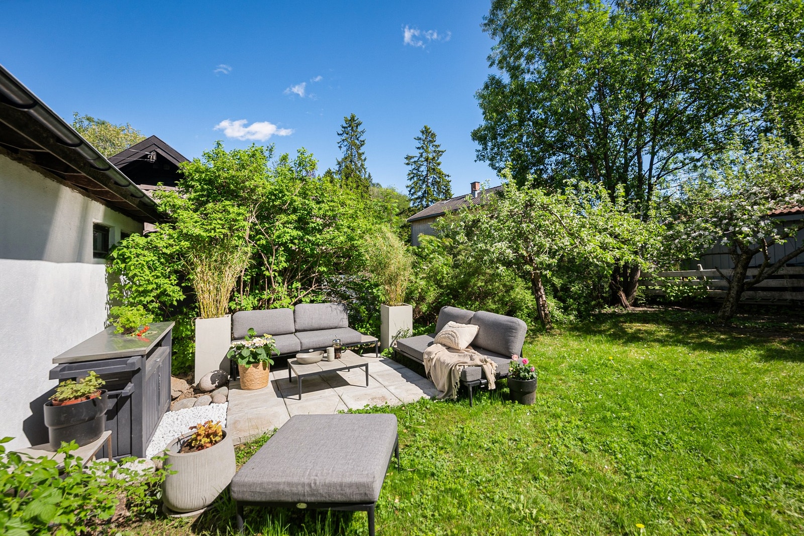 Uteområdet gir gode muligheter for å skape ulike soner, eksempelvis spiseplass, loungeområde, lekeareal eller beplantning. Galleribilde