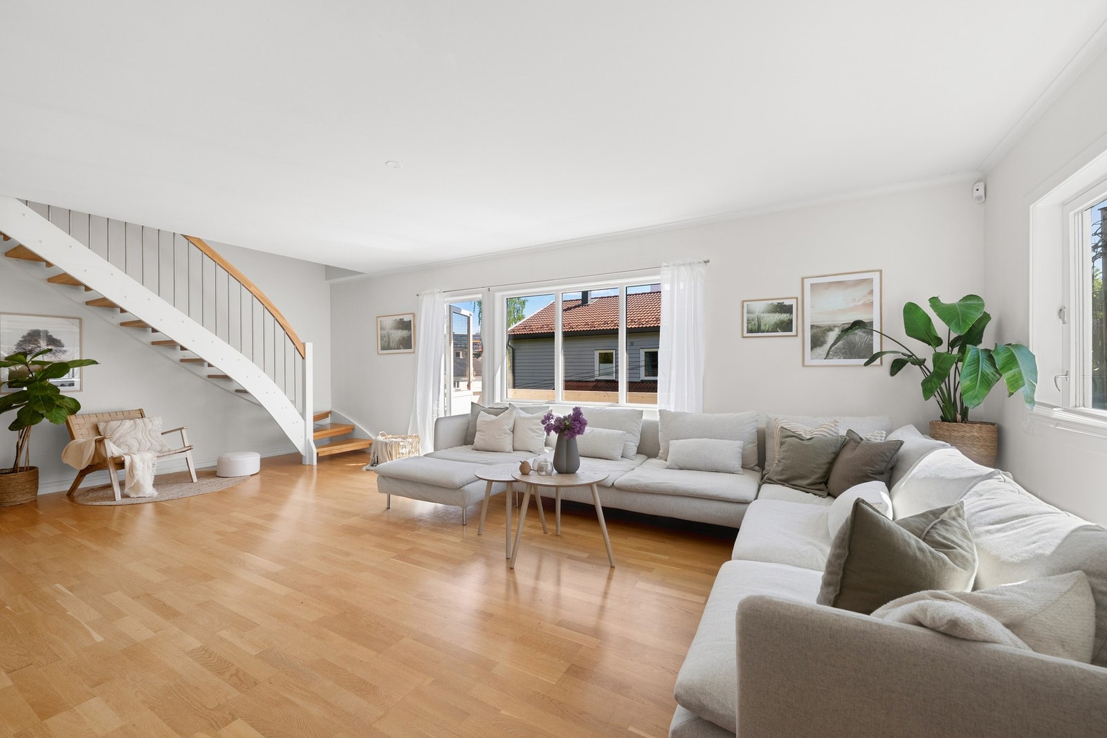 Boligen går over flere plan og byr på en funksjonell romfordeling med gode oppholdsrom, flere soverom, 2,5 bad, vaskekjeller, badstue og innredet loft. Galleribilde