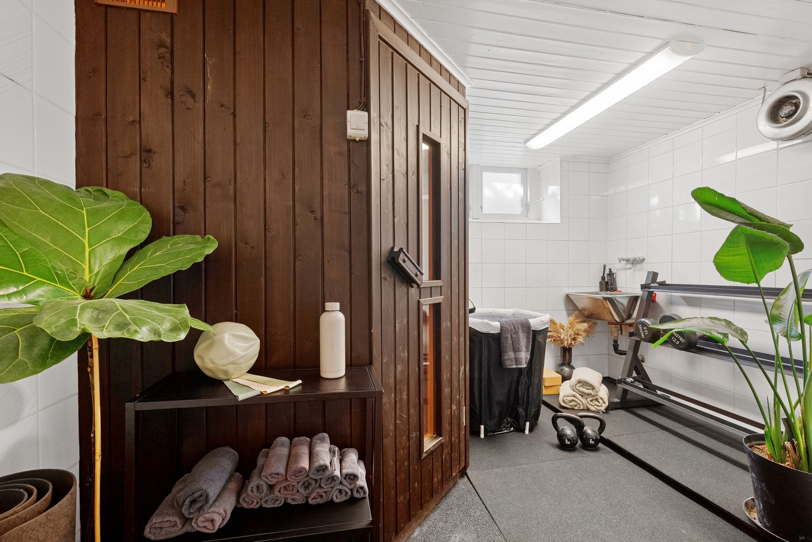 En egen badstue og treninsgrom i kjelleren gir boligen en ekstra kvalitet og bidrar til en mer innholdsrik planløsning. Galleribilde