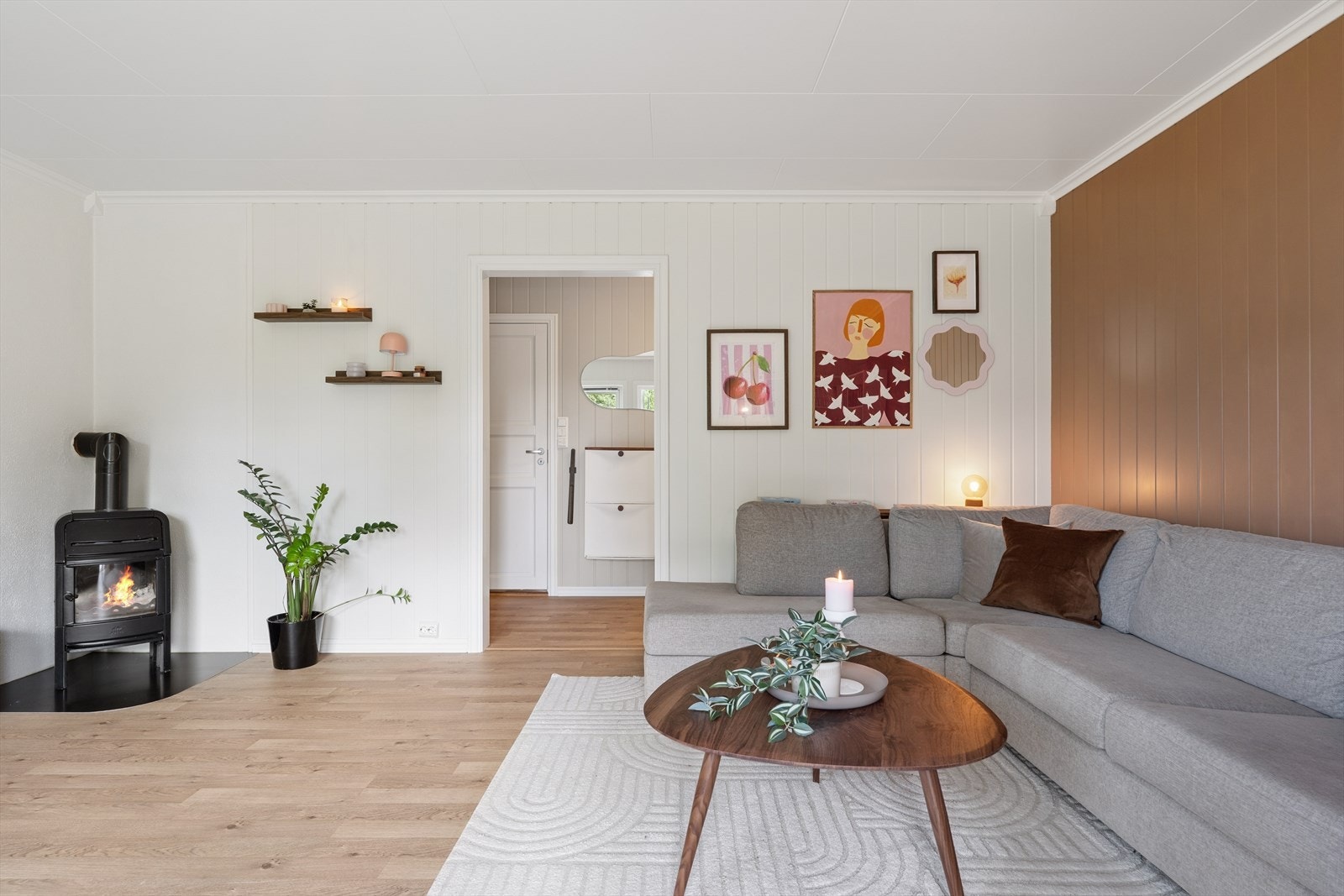 Leiligheten fremstår lys, lekker og velholdt med harmonisk farge- og materialbruk Galleribilde