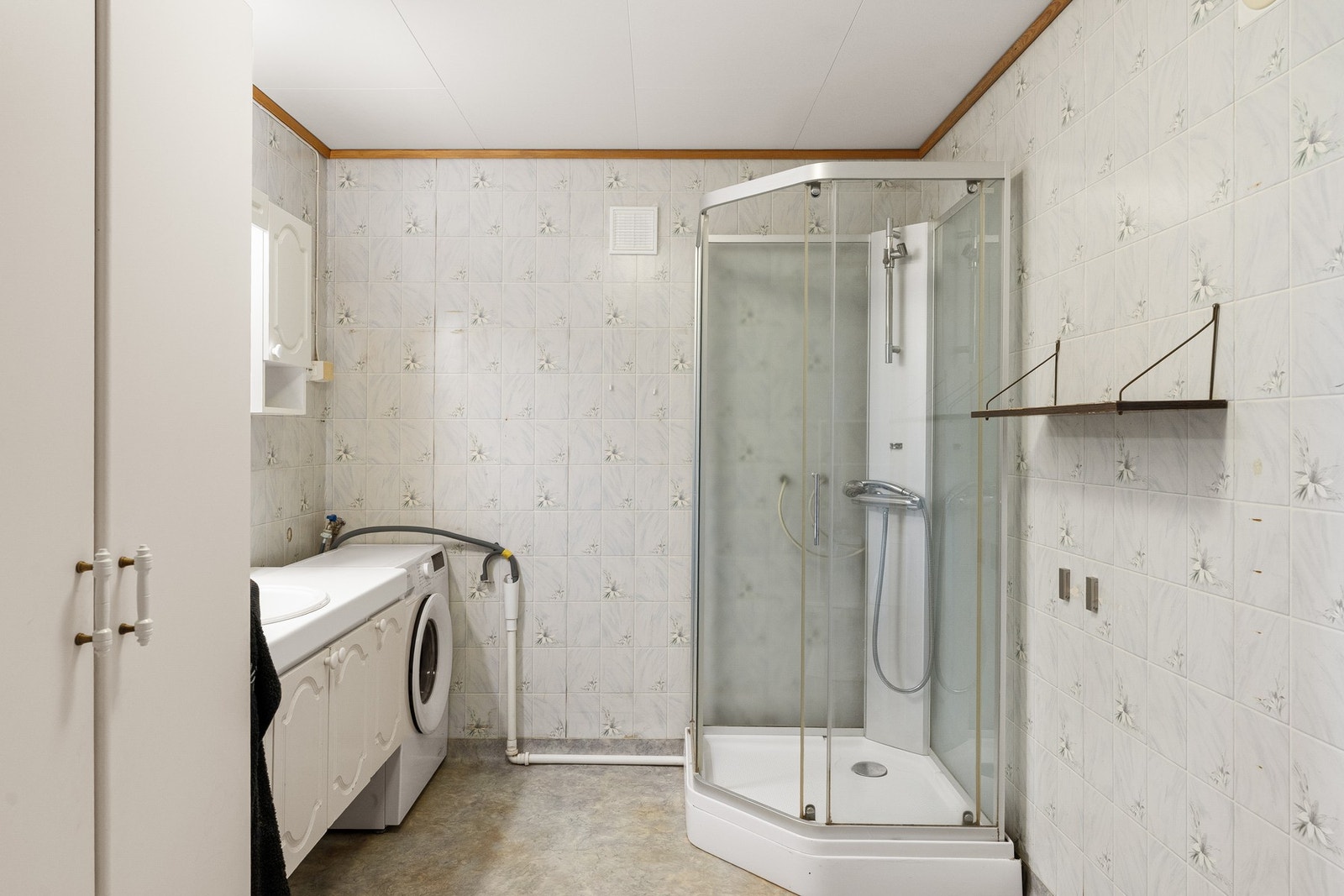 Badet i underetasjen har vinylbelegg på gulv og vegger. Galleribilde