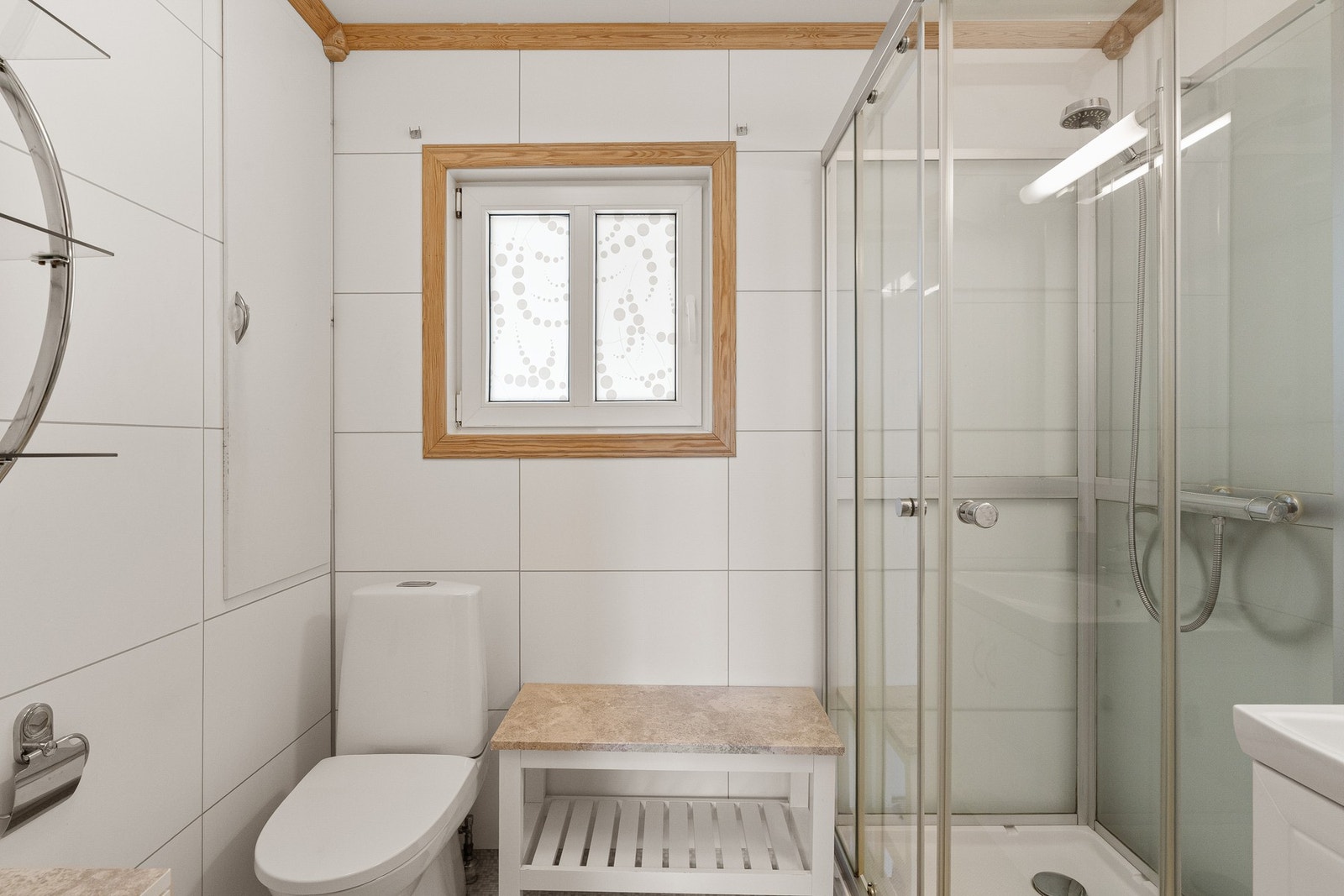 Badet har belegg på gulv, samt våtromsplater på vegger. Galleribilde