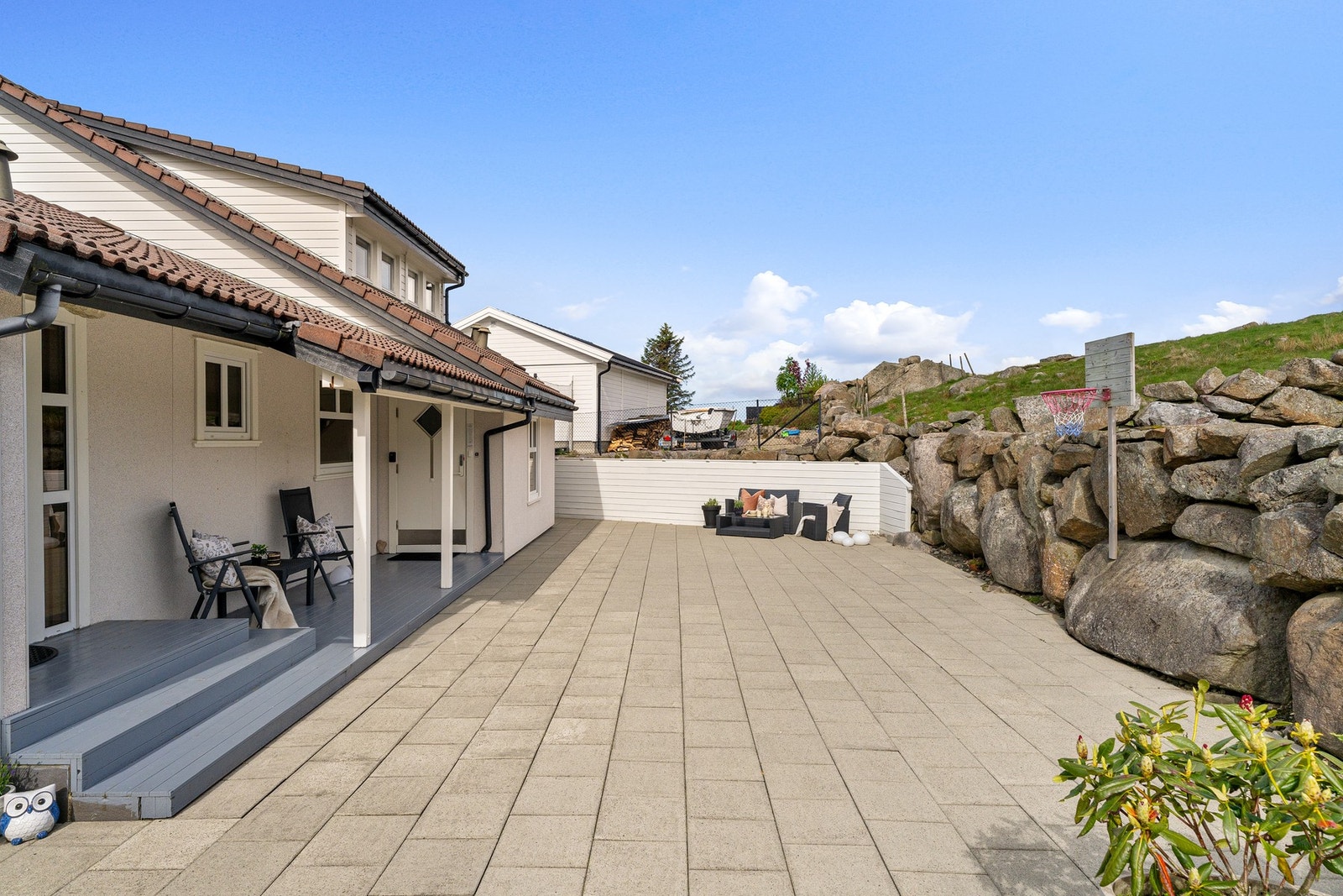 To sider av eiendommen er innrammet med en flott steingard. Galleribilde
