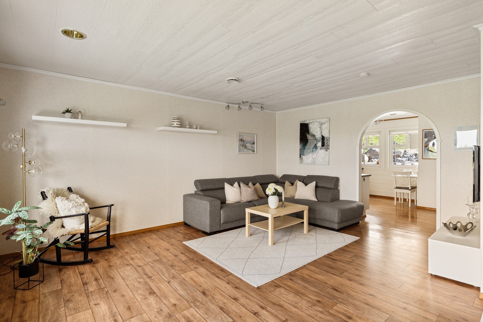Begge stuene fremstår som lyse og innbydende med store vindusflater som slipper inn rikelig med naturlig lys og skaper en luftig romfølelse. Galleribilde