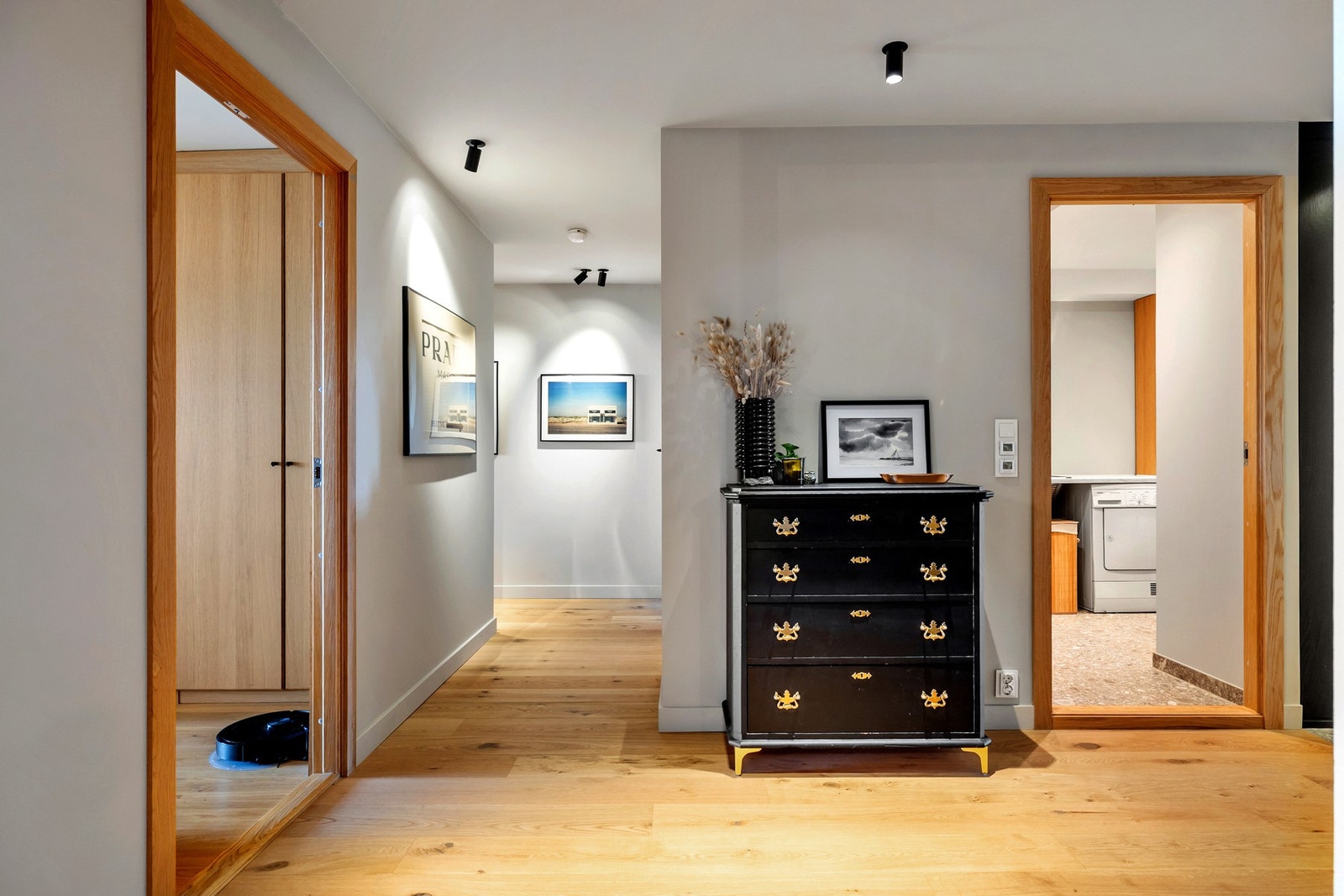Leiligheten har en romslig og innbydende hall beliggende i "hjertet" av boligen. Galleribilde